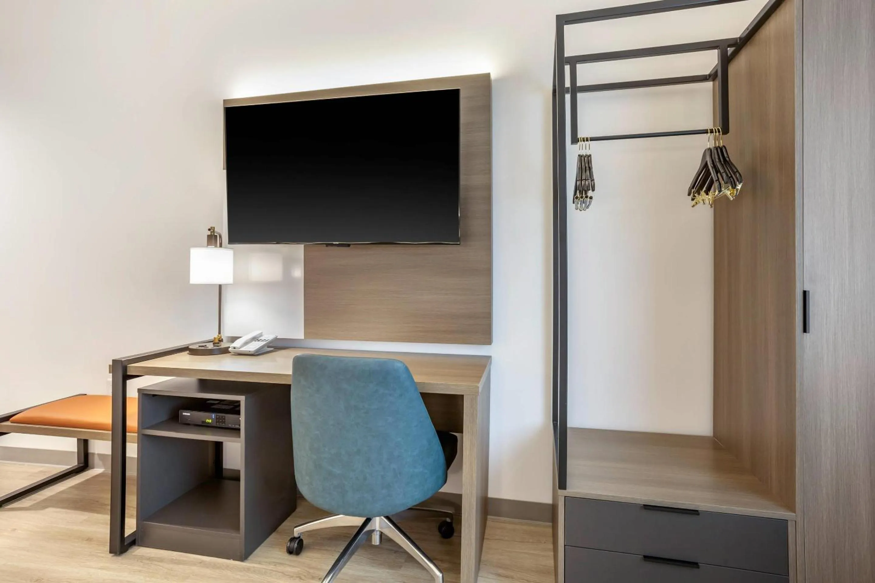 Bedroom in Comfort Inn & Suites Newark Liberty International Airport