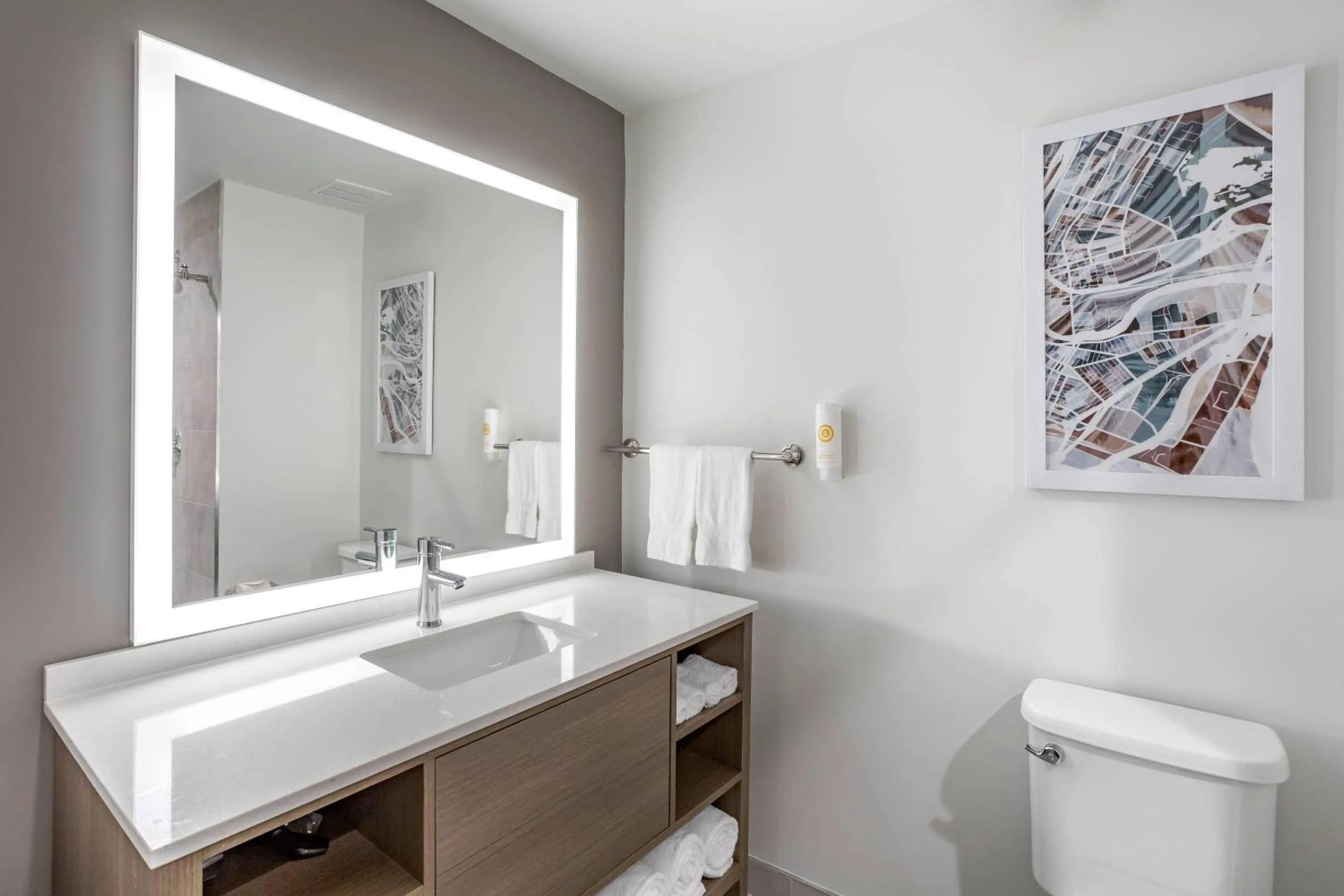 Bedroom in Comfort Inn & Suites Newark Liberty International Airport