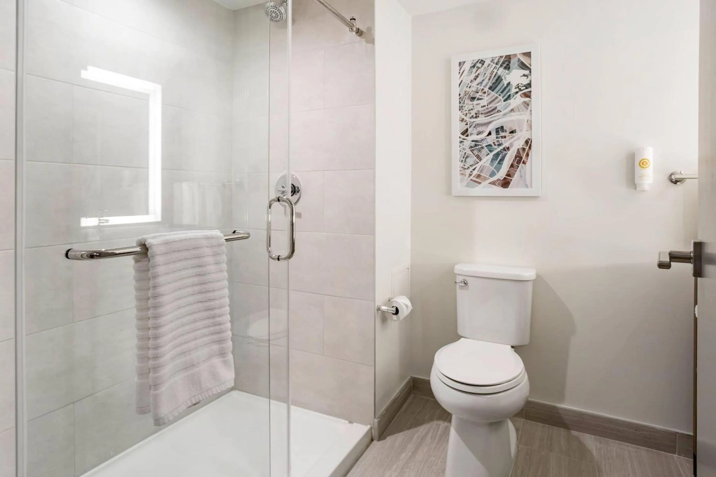 Bedroom in Comfort Inn & Suites Newark Liberty International Airport