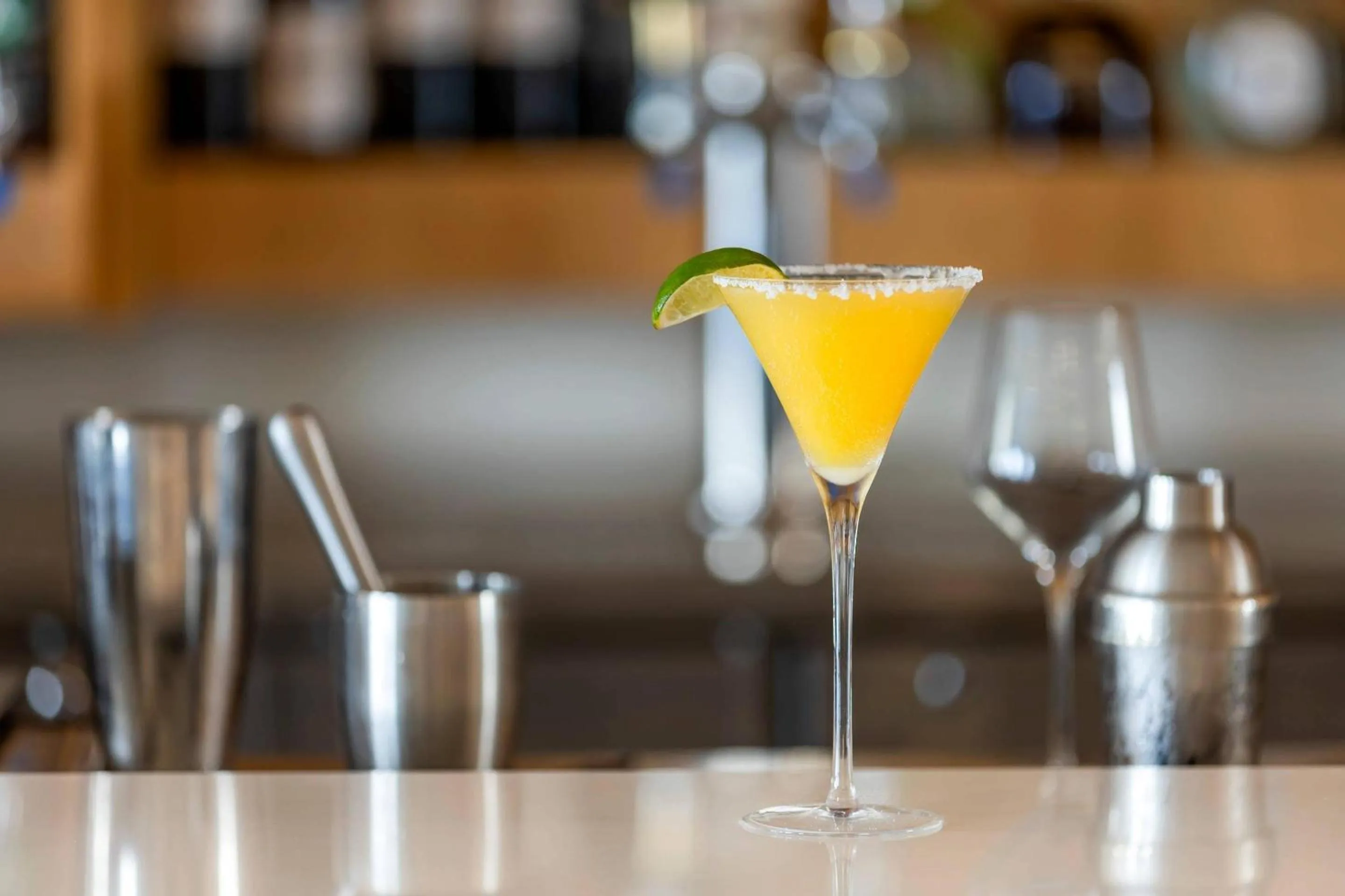 Lounge or bar in Comfort Inn & Suites Newark Liberty International Airport