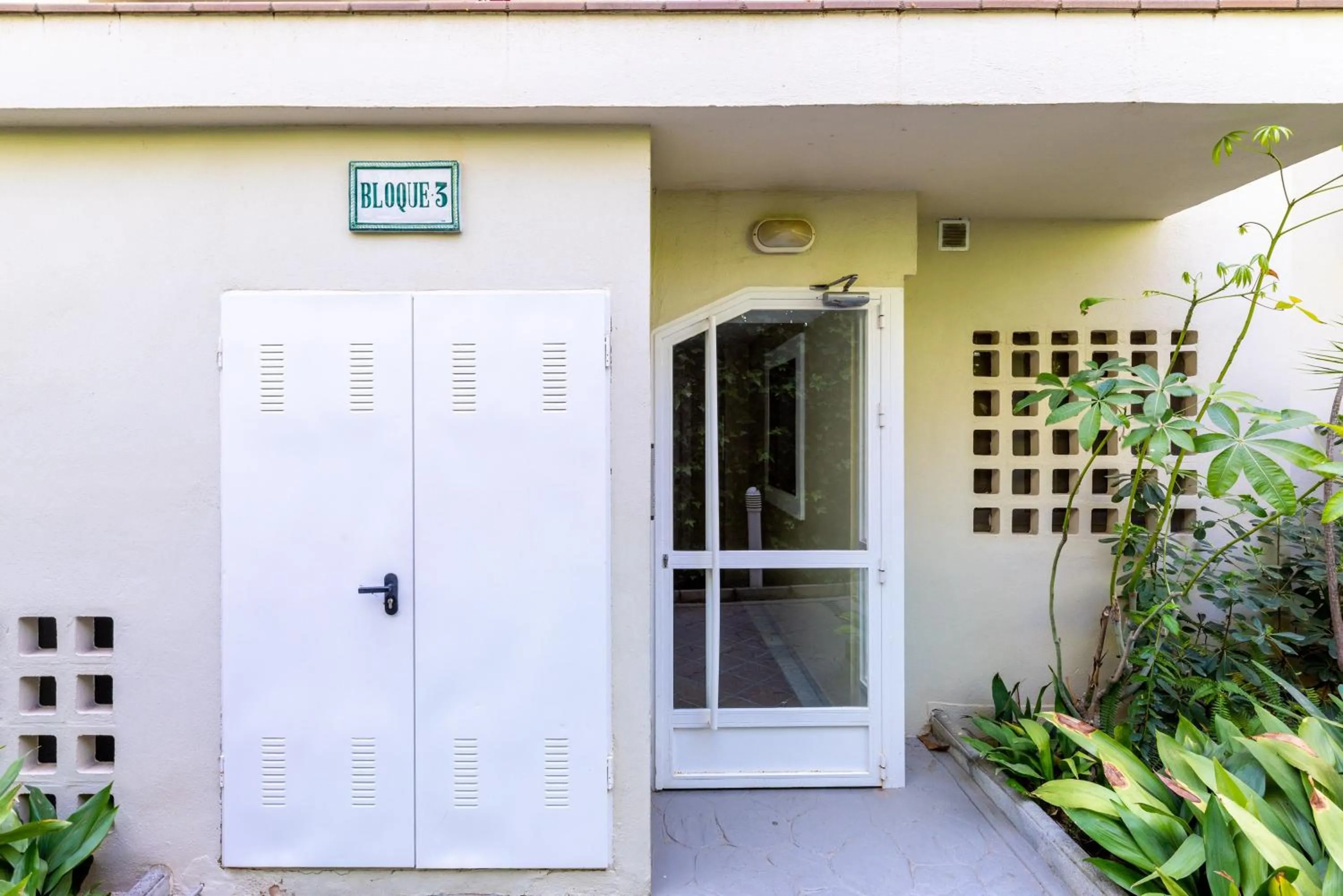 Property building in Spectacular Penthouse Puente Romano