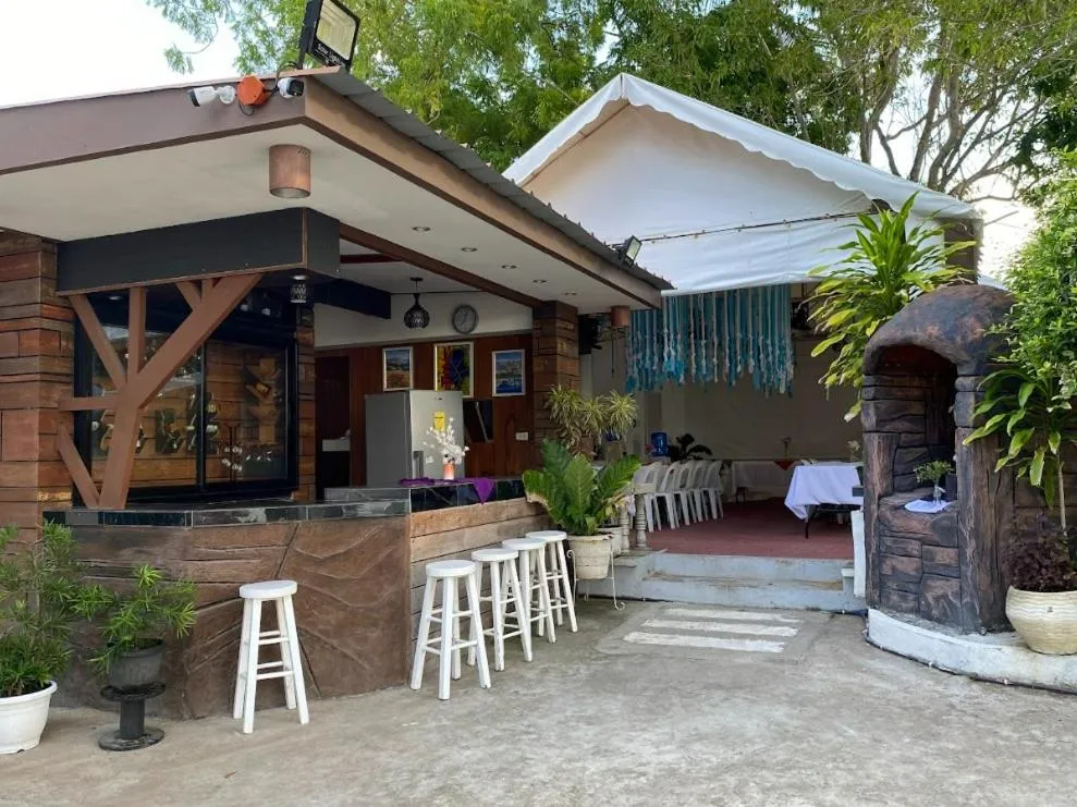 Restaurant/places to eat in LORELEI BEACH RESORT