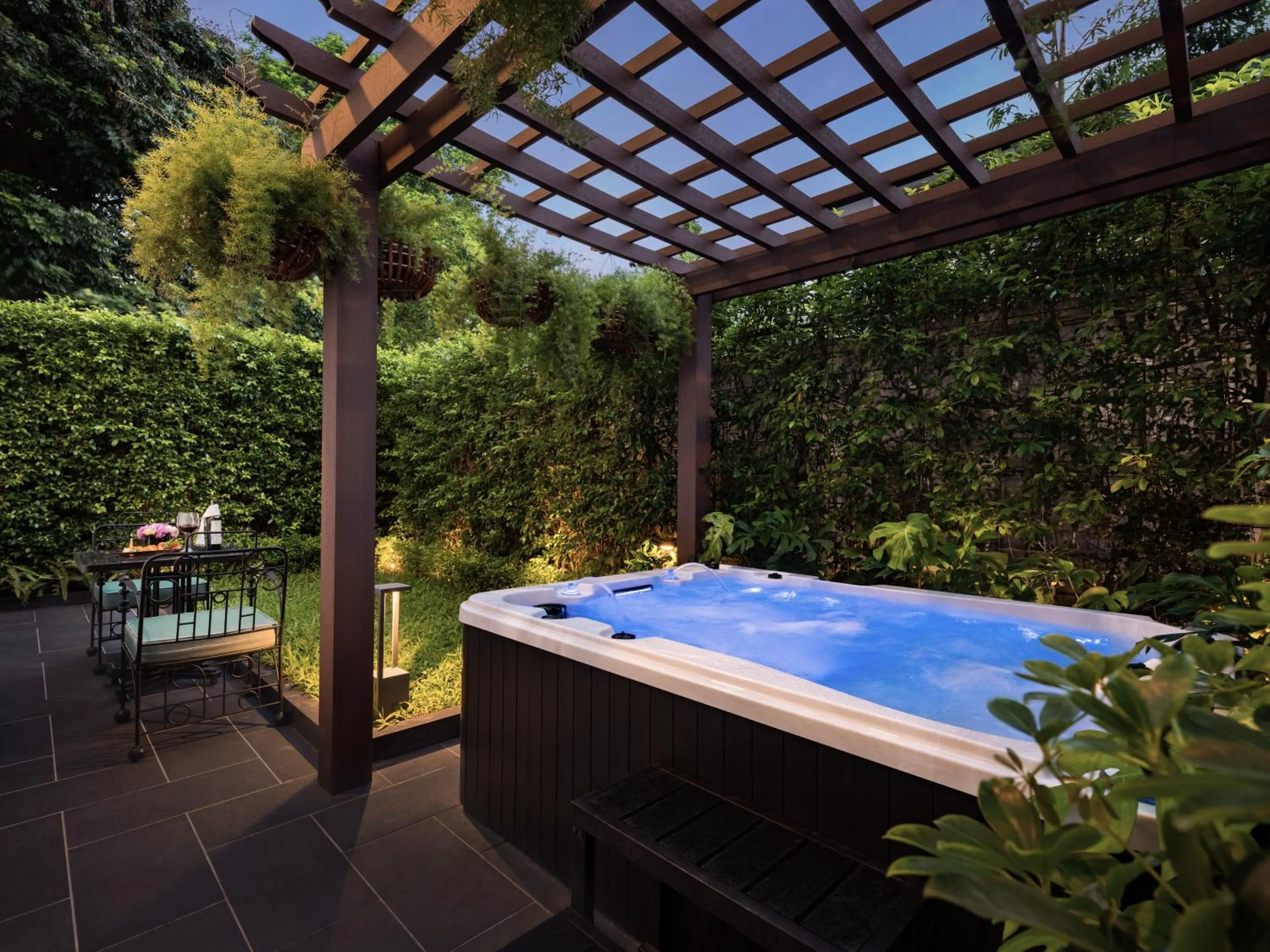 Hot Tub in Elegant Mansion 88