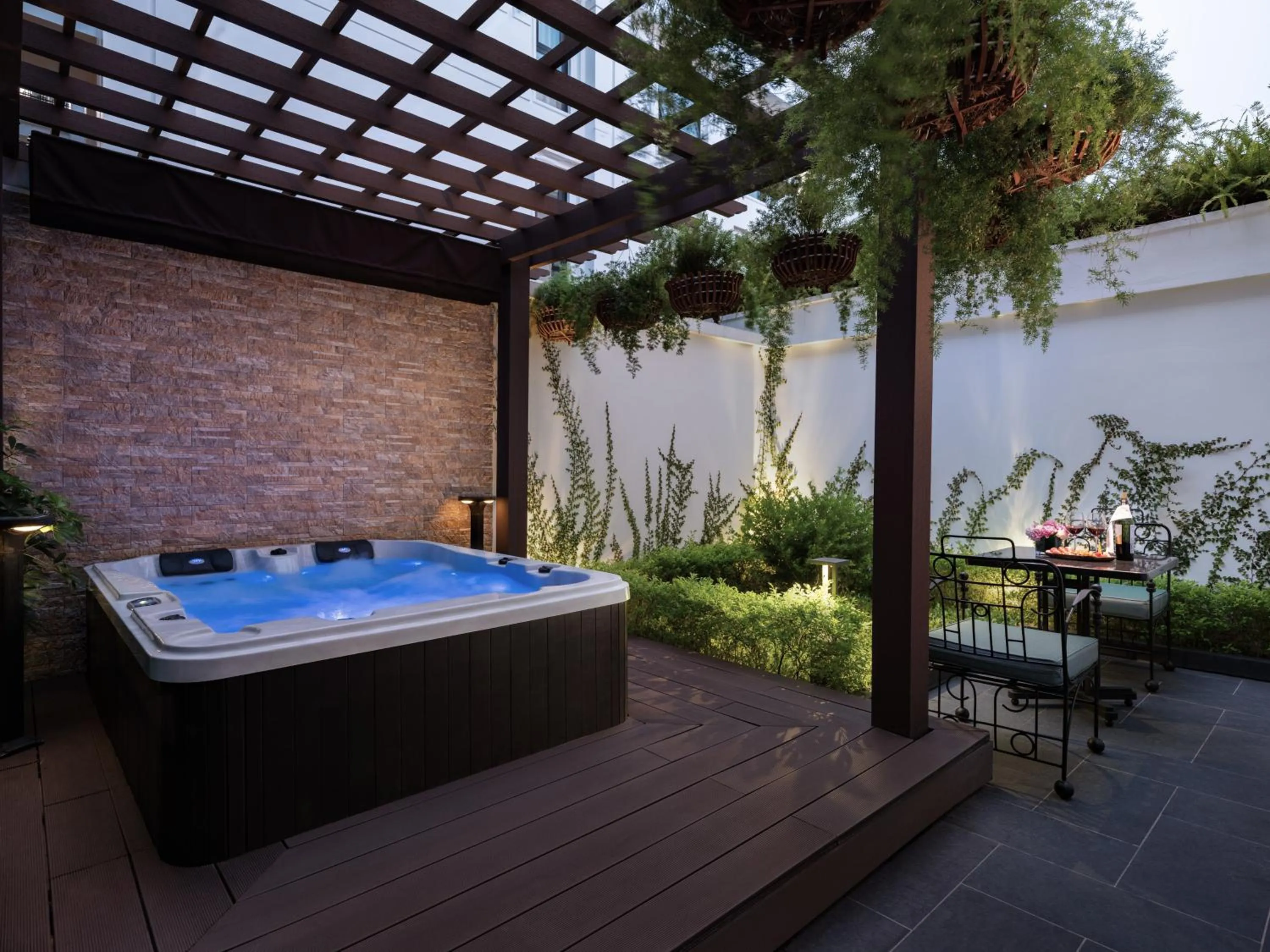 Hot Tub in Elegant Mansion 88