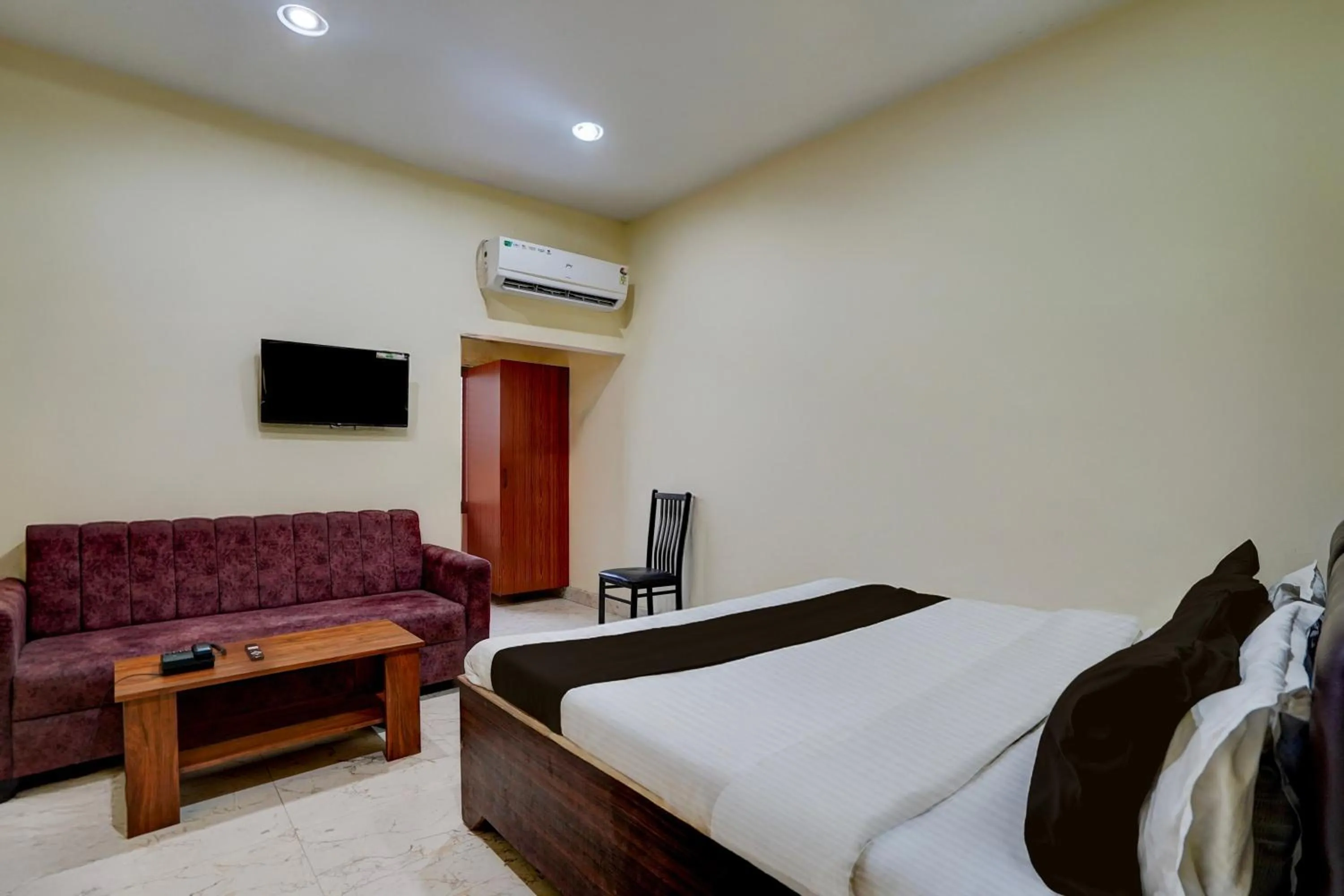 Bedroom, Bed in Super Hotel O Samne Ghat