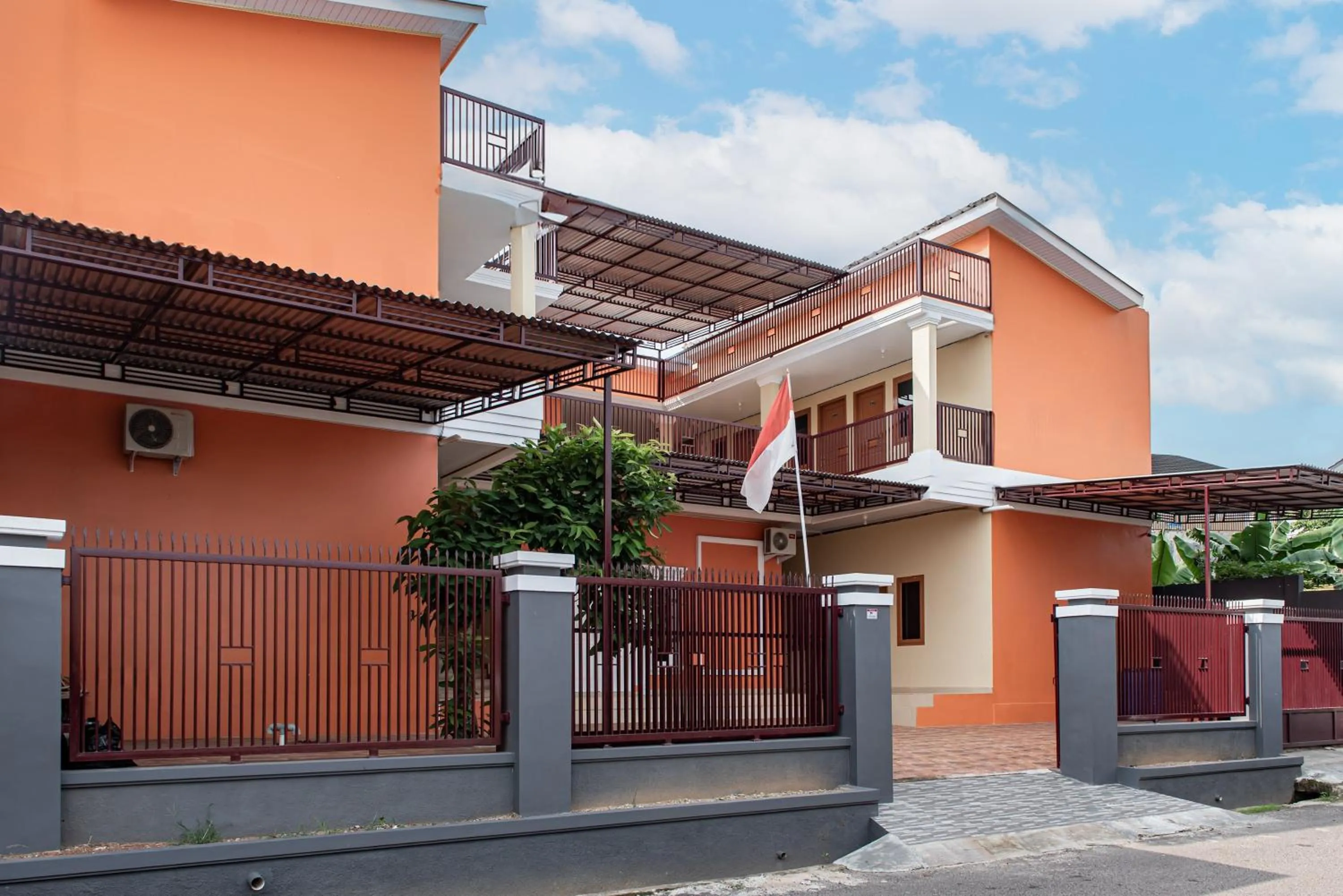 Facade/entrance in Hotel O Alnasya Syariah