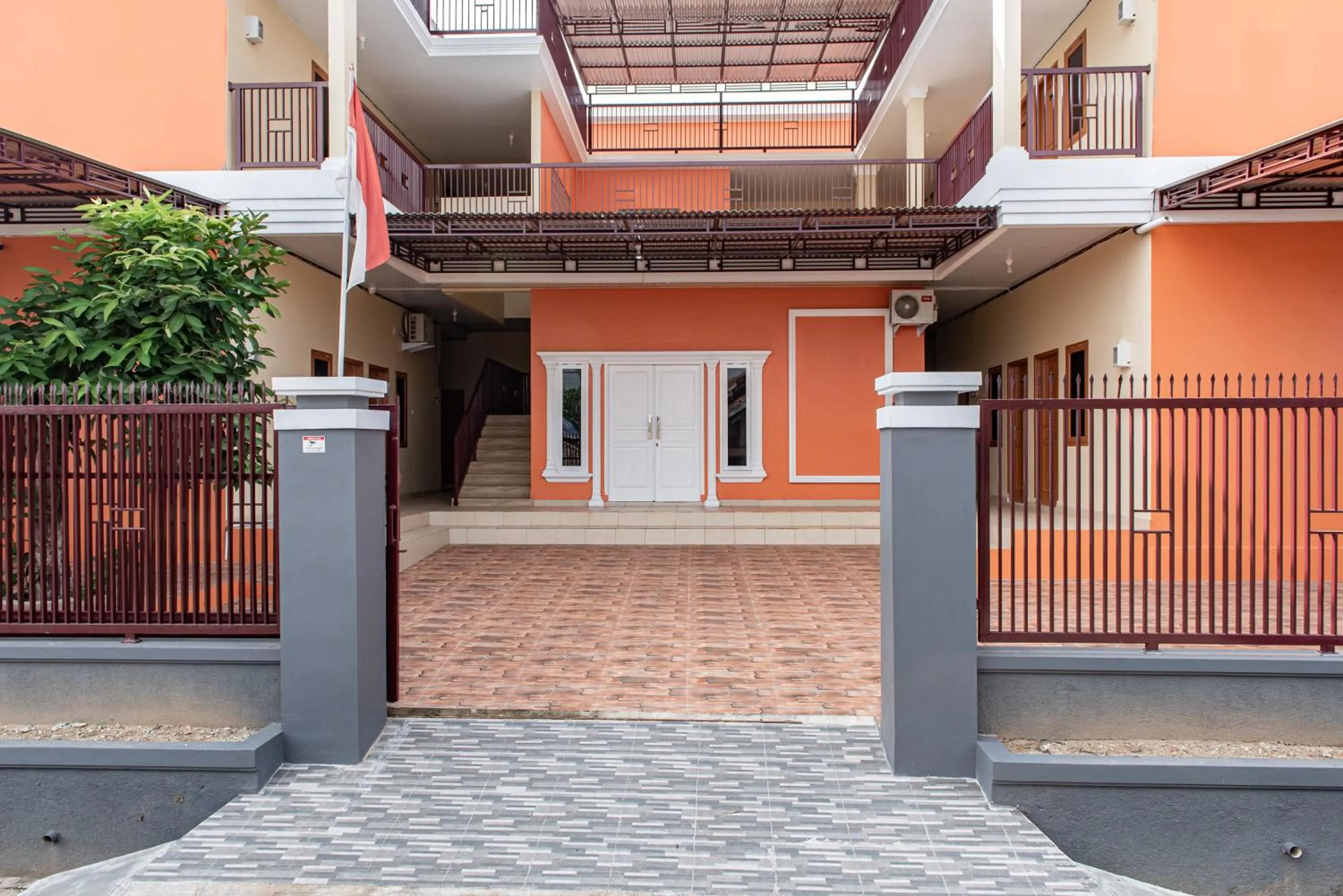 Facade/entrance in Hotel O Alnasya Syariah