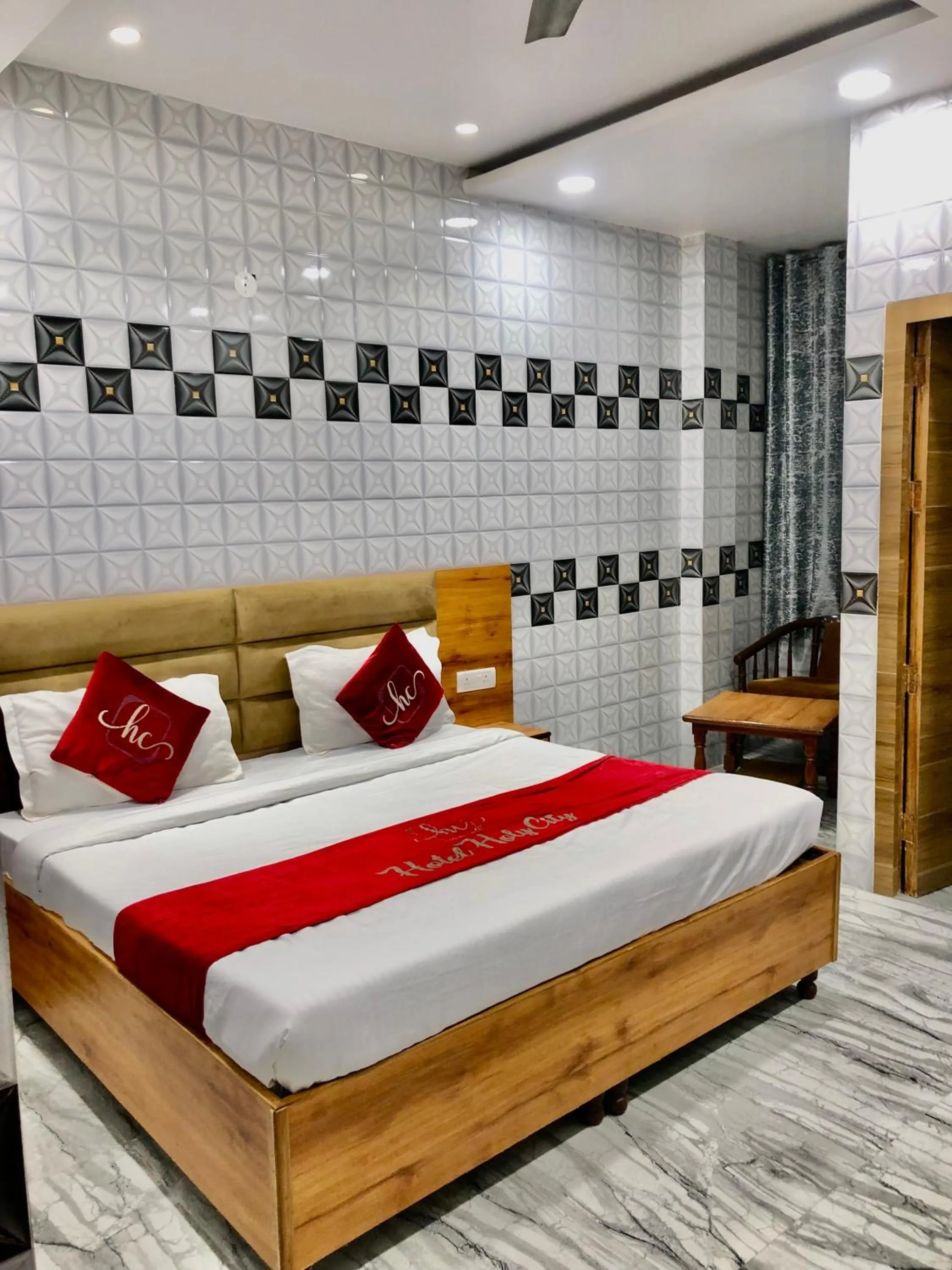 HOTEL HOLY CITY