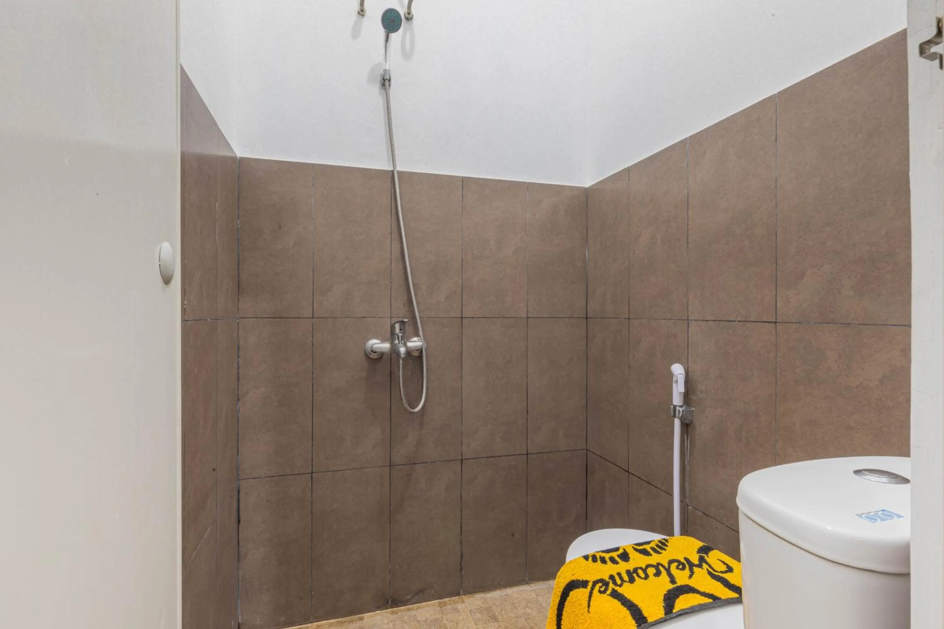 Shower in GRIYA BANSU : Ndalem Ibu