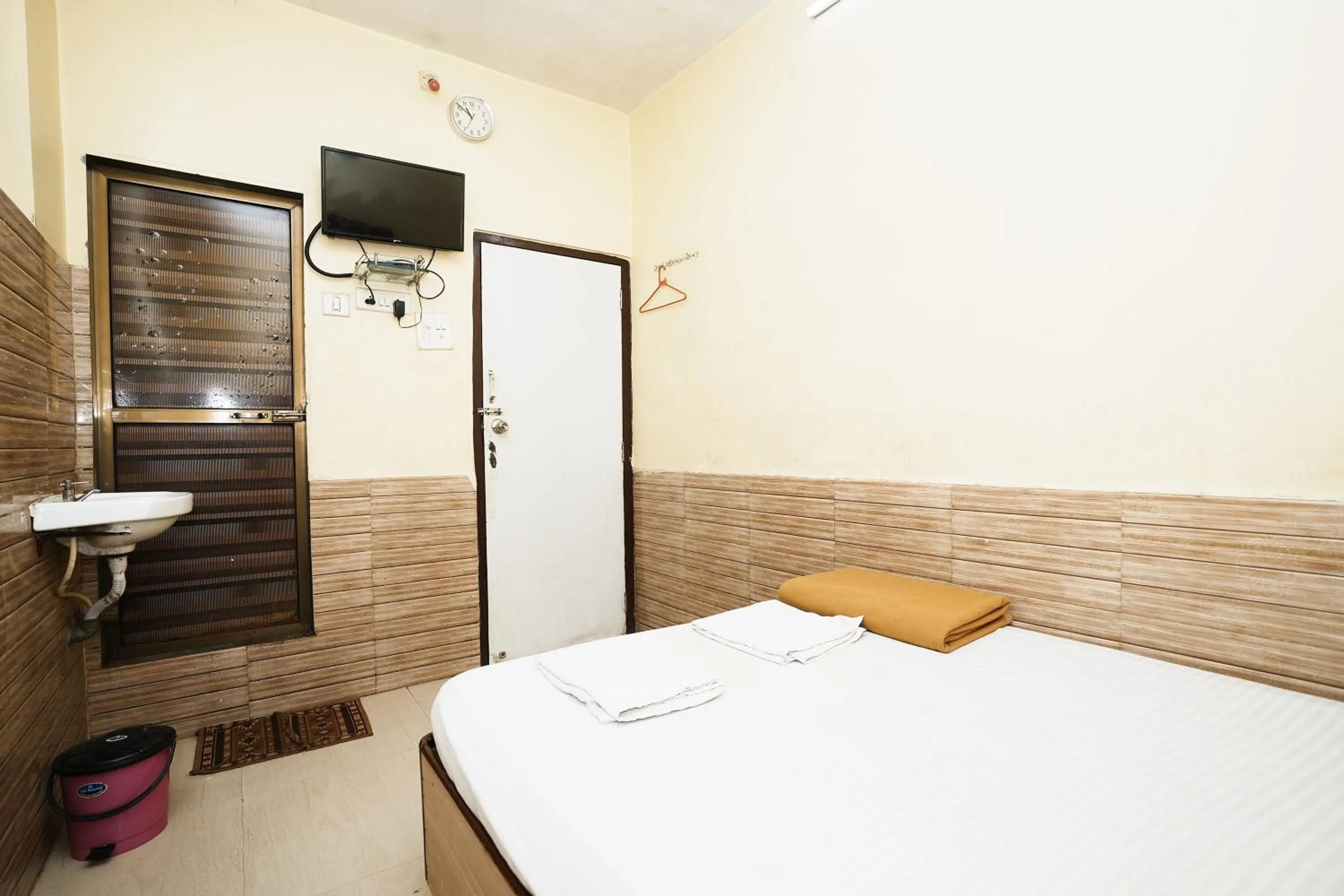 Bedroom in Hotel Sai Parikrama