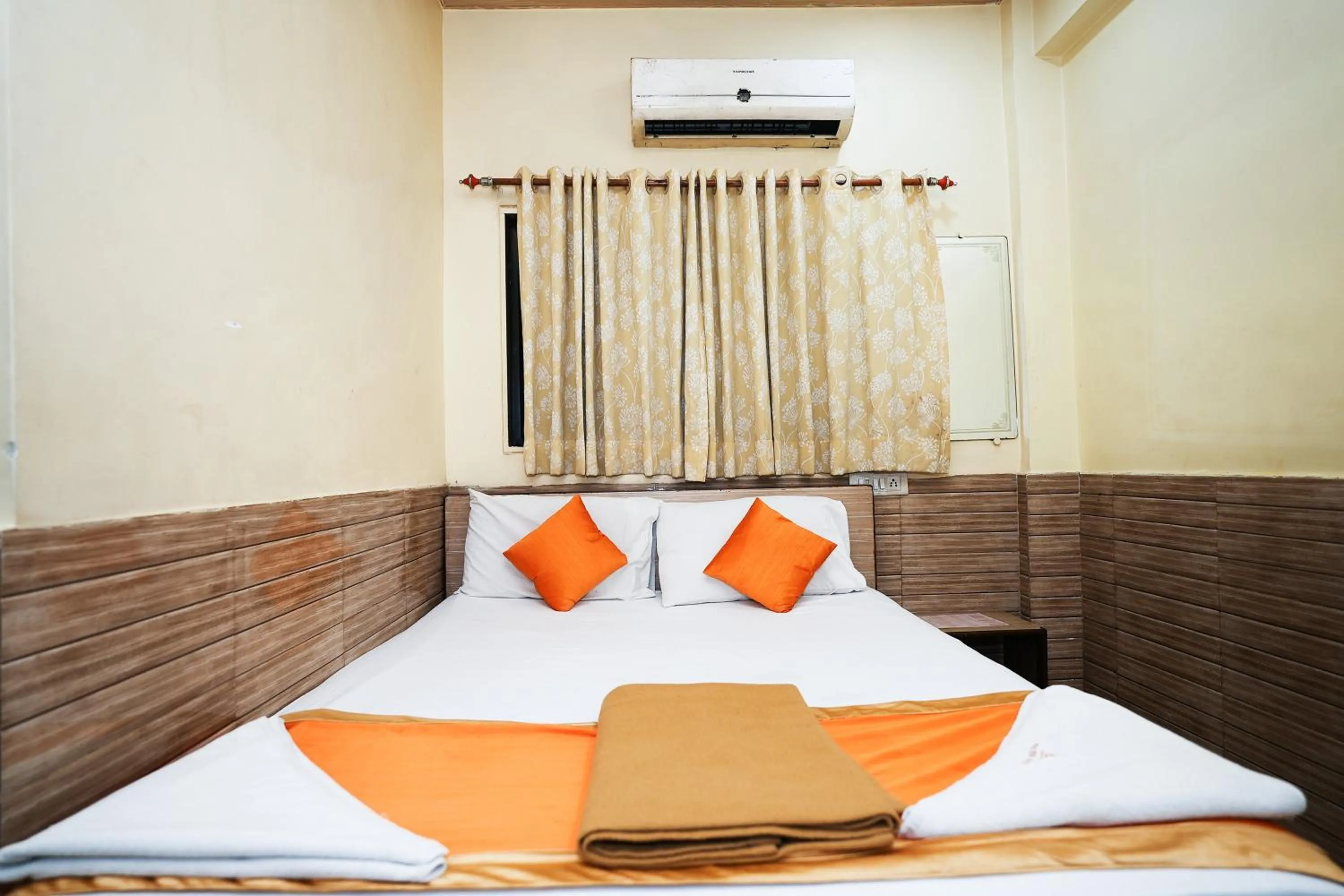 Bed in Hotel Sai Parikrama