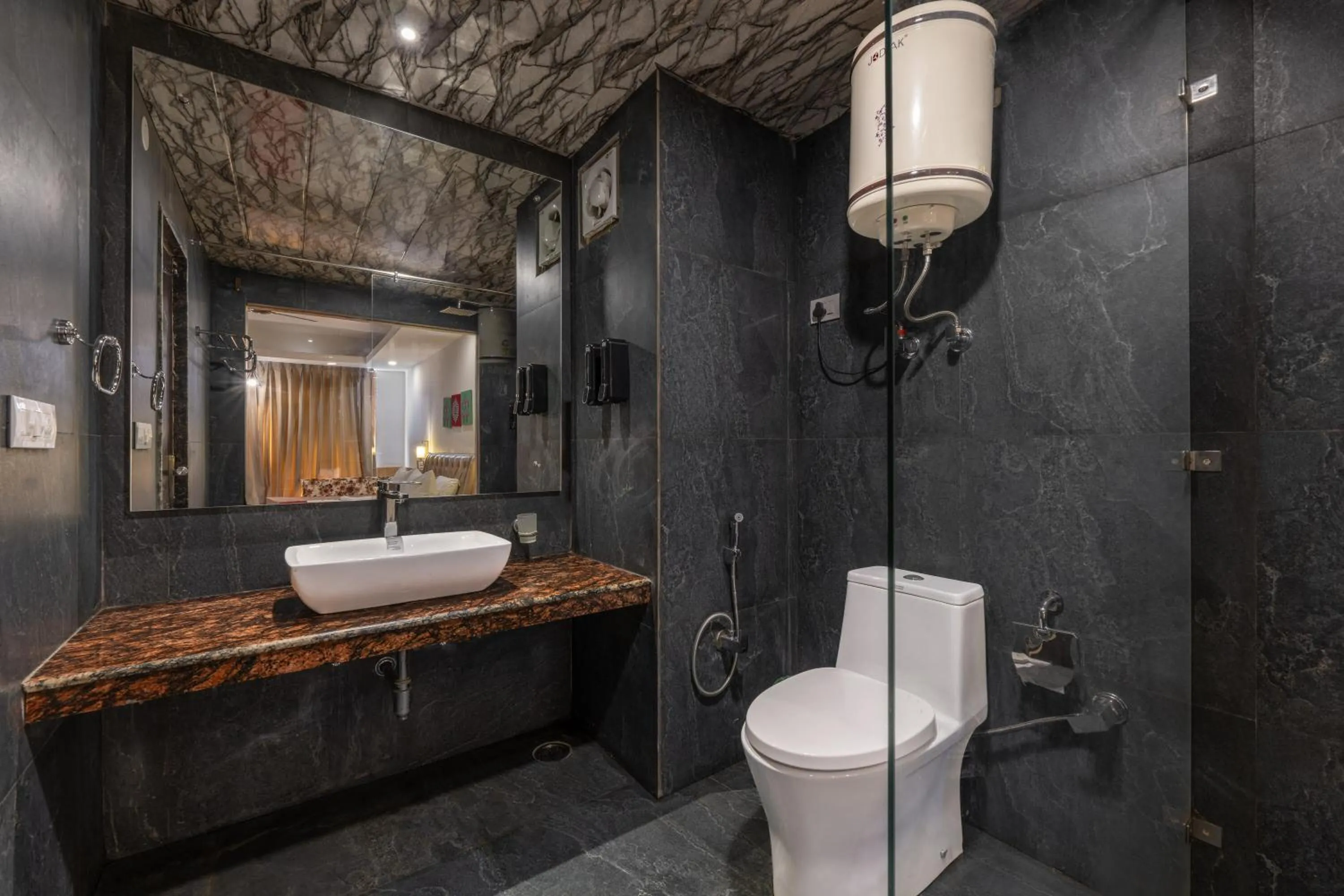 Shower in Echor Himalayan Heights Manali