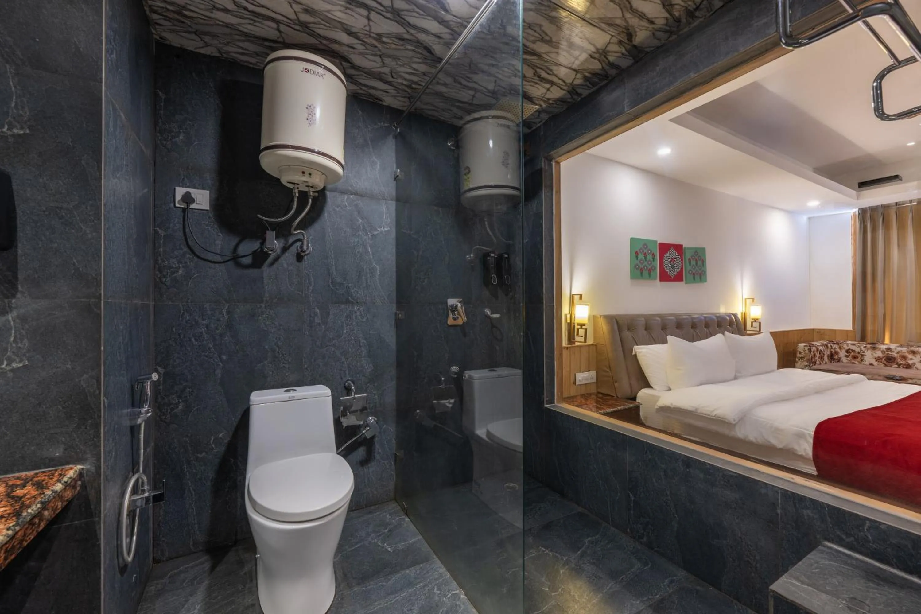 Shower, Bed in Echor Himalayan Heights Manali