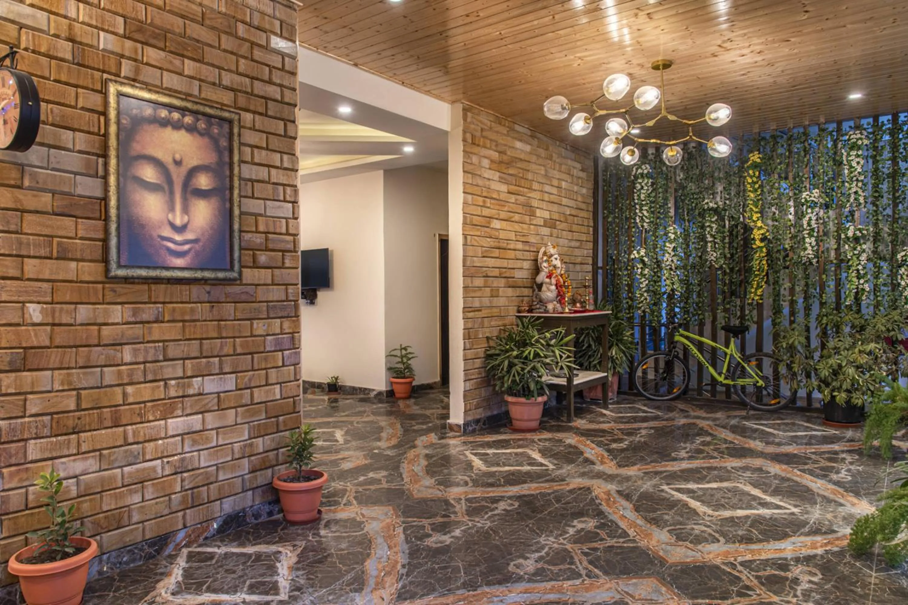 Lobby or reception in Echor Himalayan Heights Manali