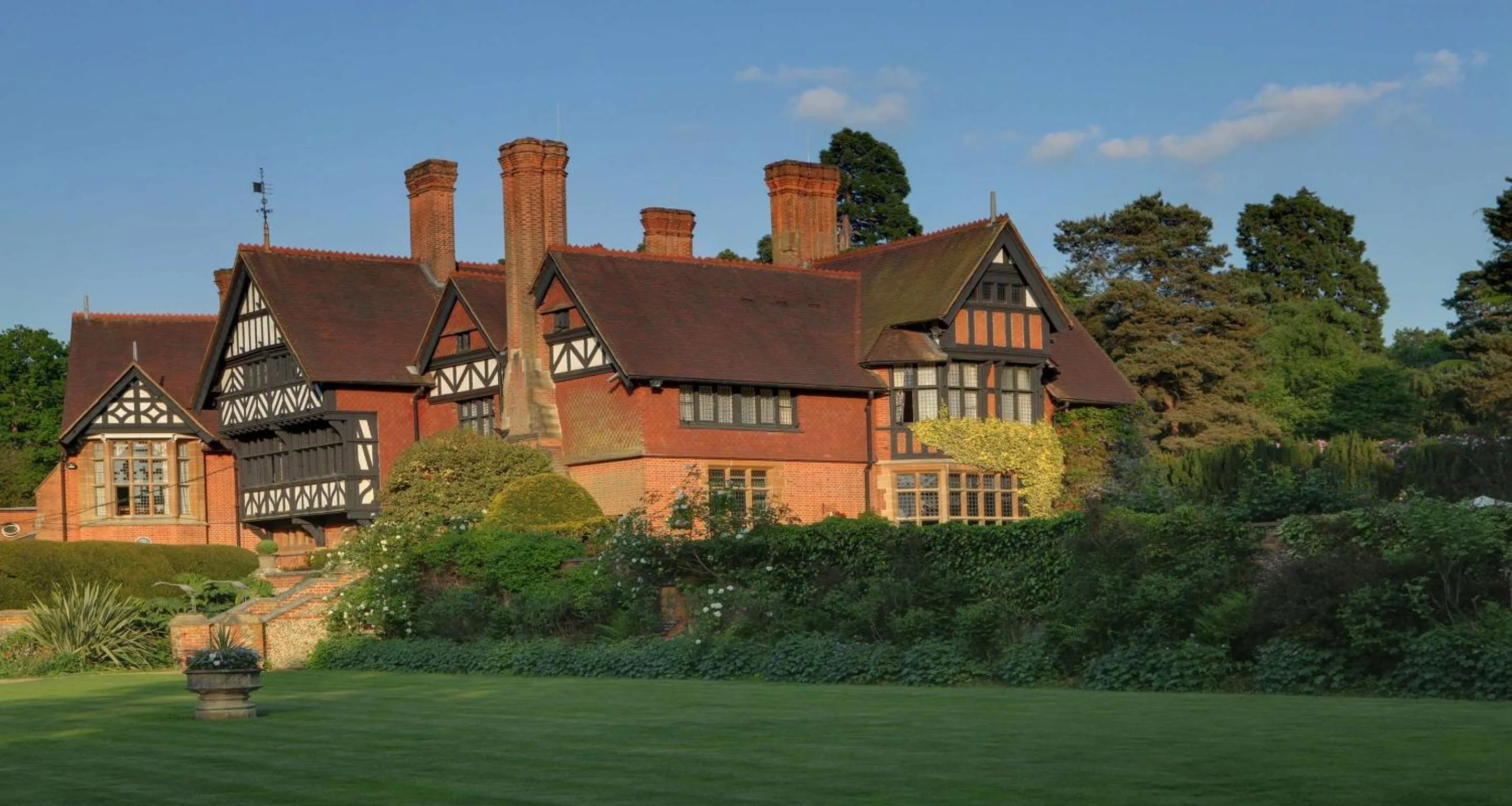 Property building in Best Western PLUS Grim's Dyke Hotel