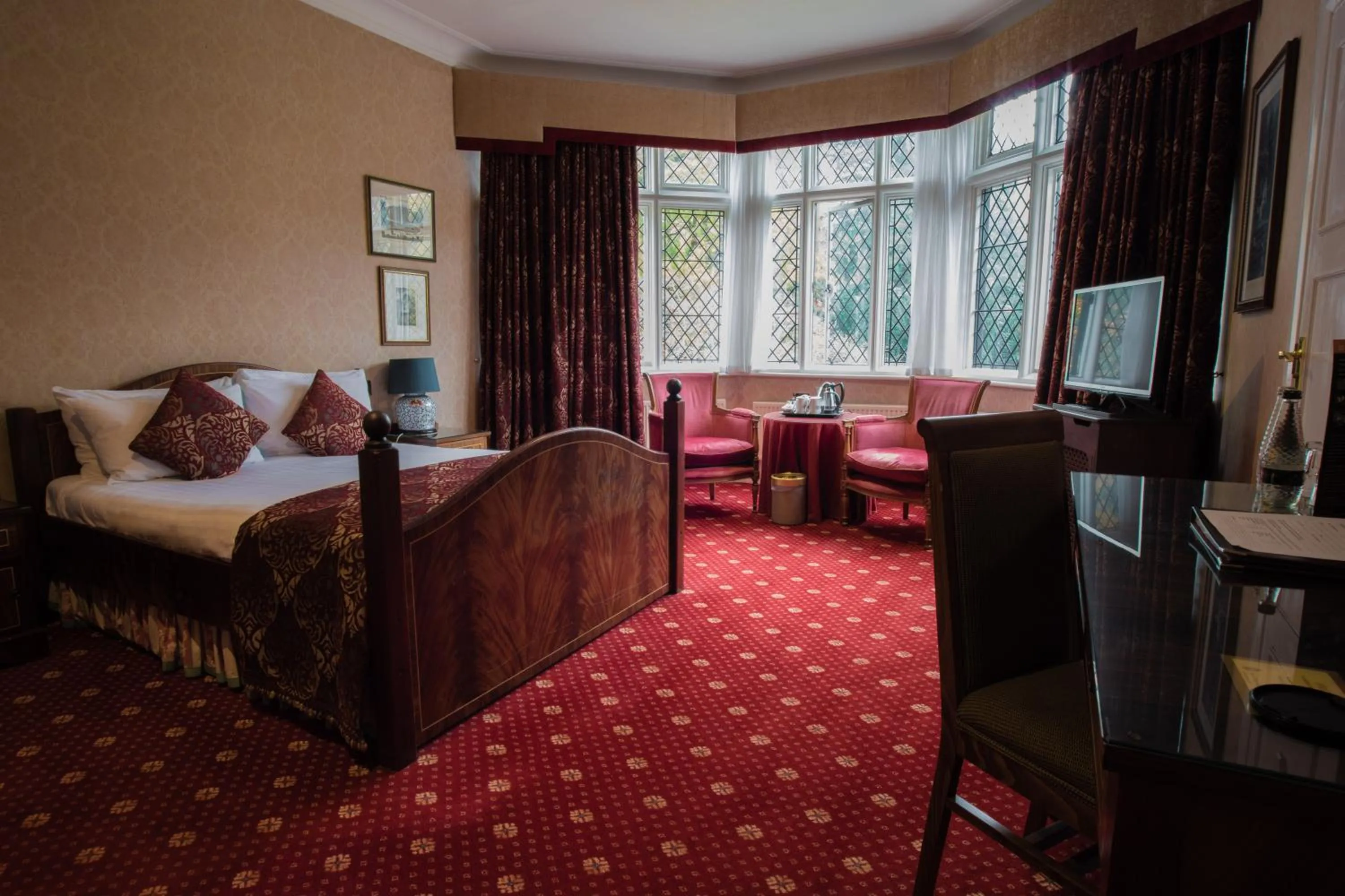 Bed in Best Western PLUS Grim's Dyke Hotel