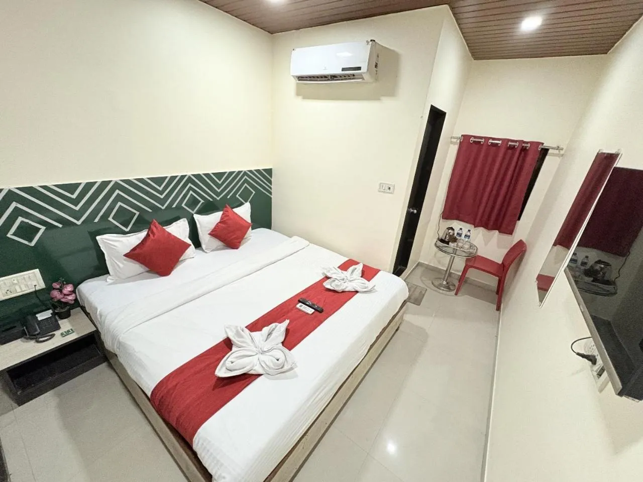 Bed in HOTEL KAILASH PARK