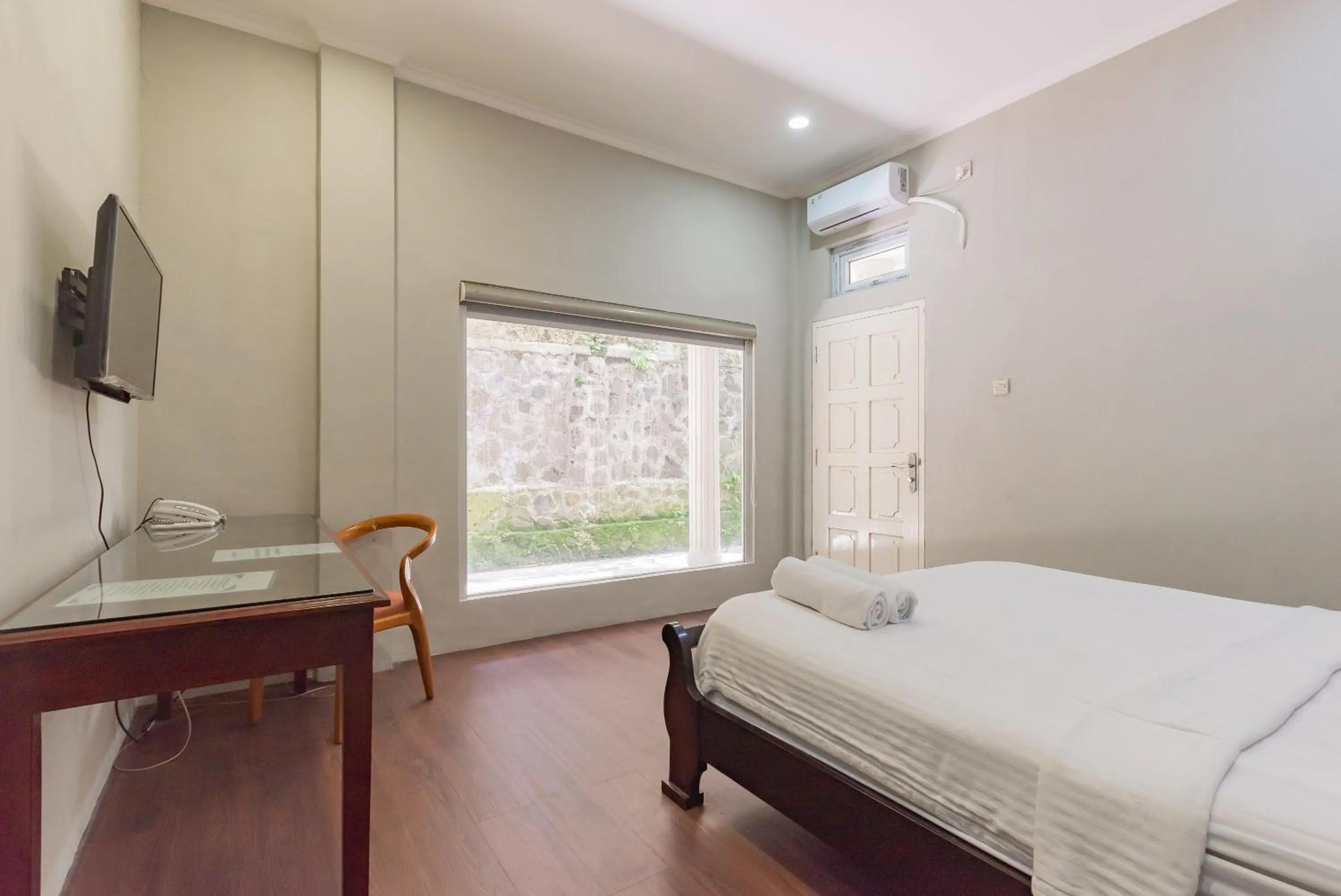 Bedroom, Bed in Urbanview Resort Botol Cisarua Puncak Bogor