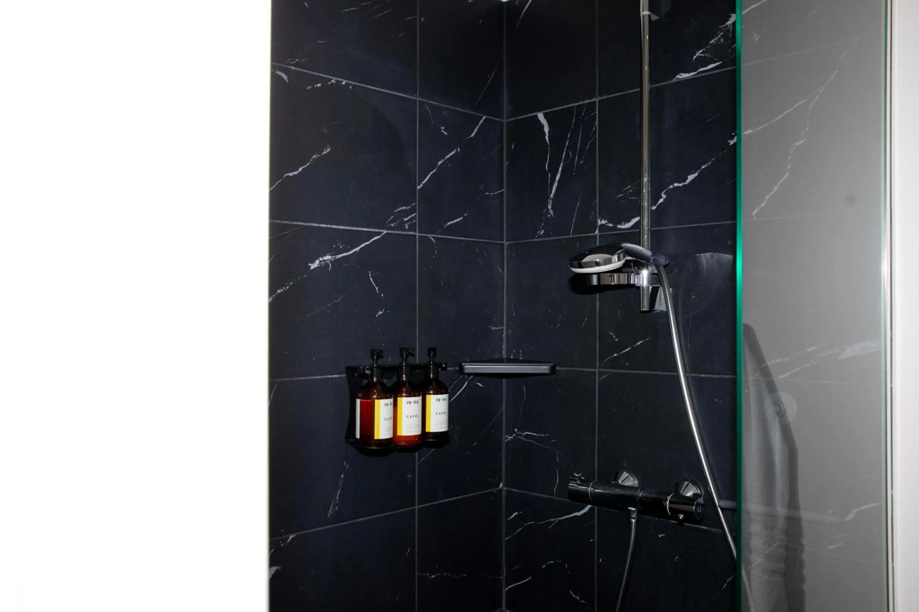 Shower in Bob W Copenhagen Østerbro