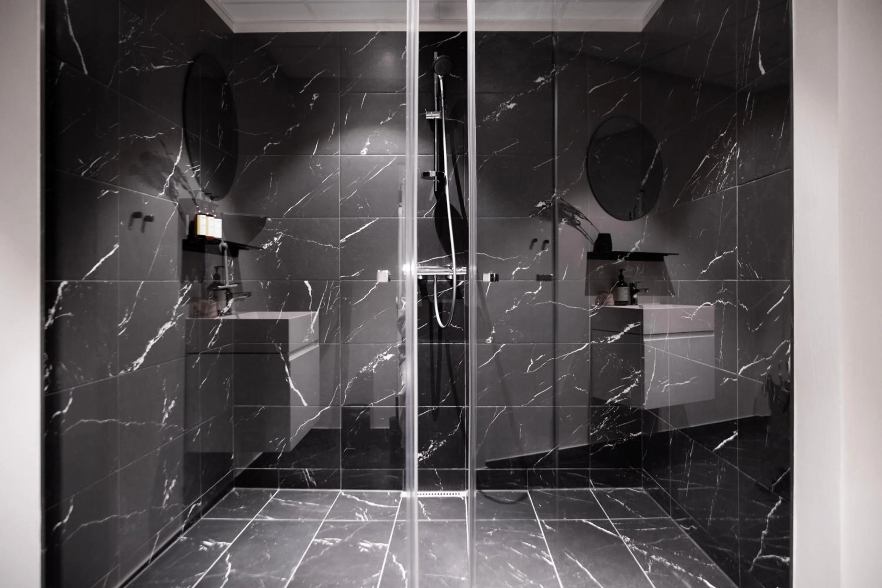 Shower in Bob W Copenhagen Østerbro