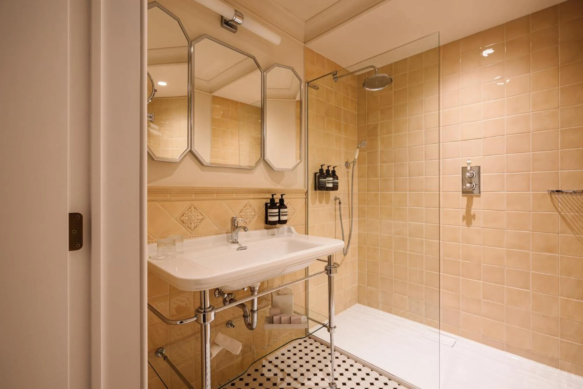 Shower in Hotel Fleur de Ville