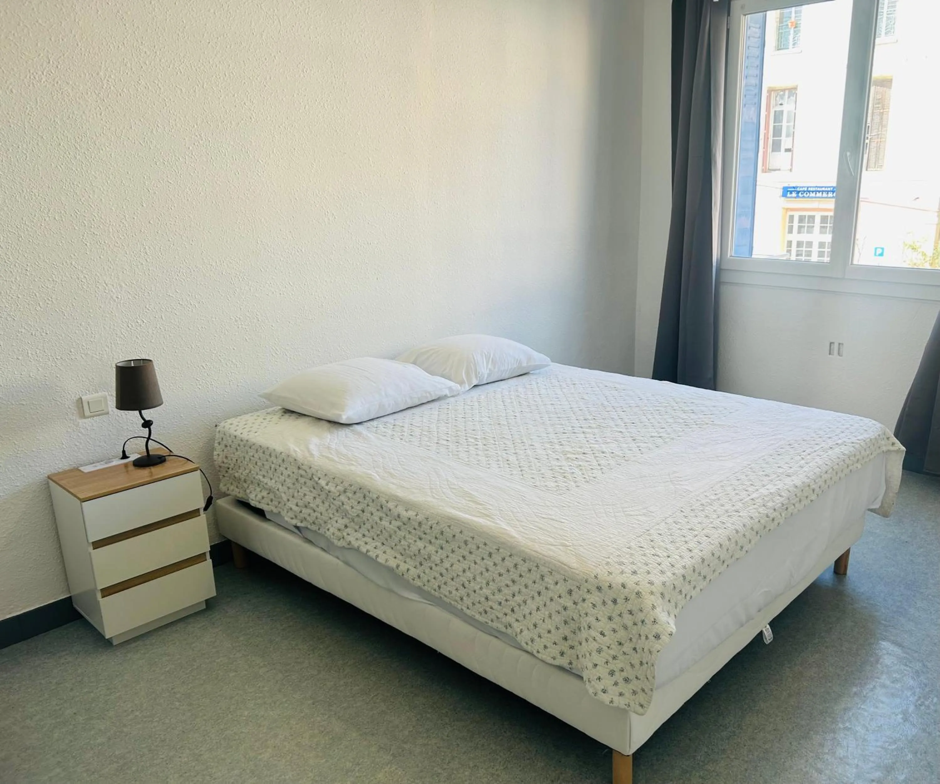 Bed in Hôtel L'Acropole