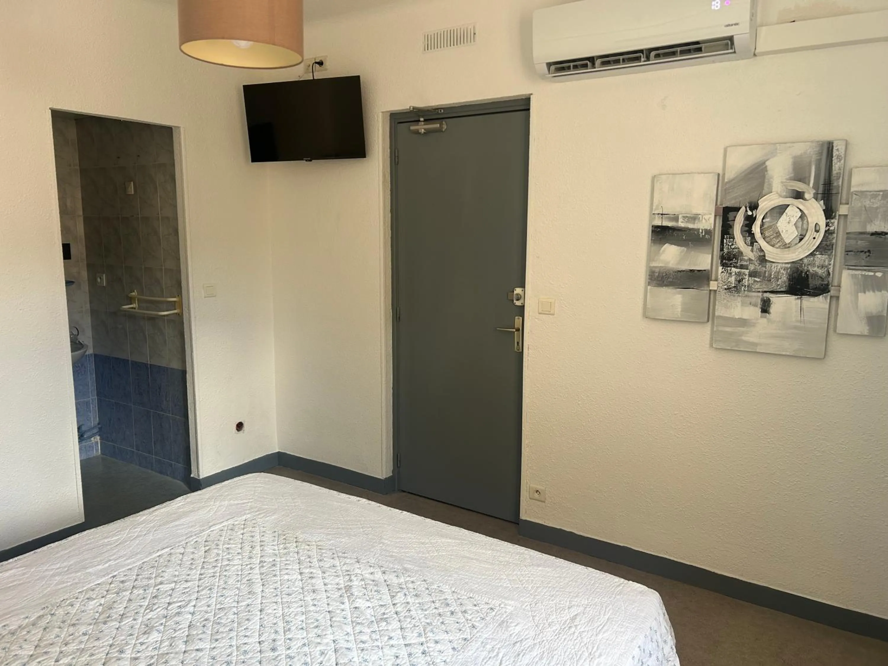 Bed in Hôtel L'Acropole