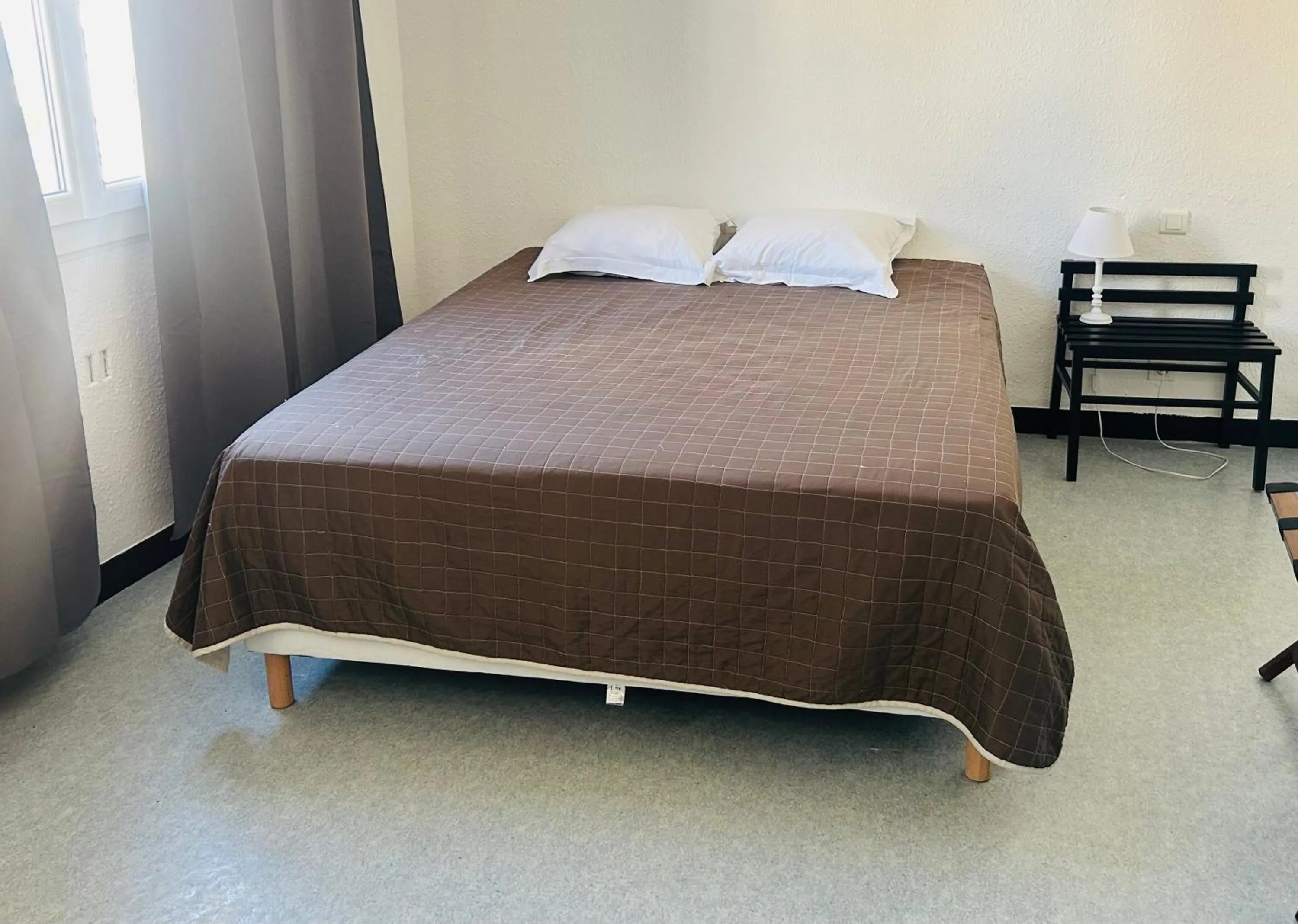 Bed in Hôtel L'Acropole