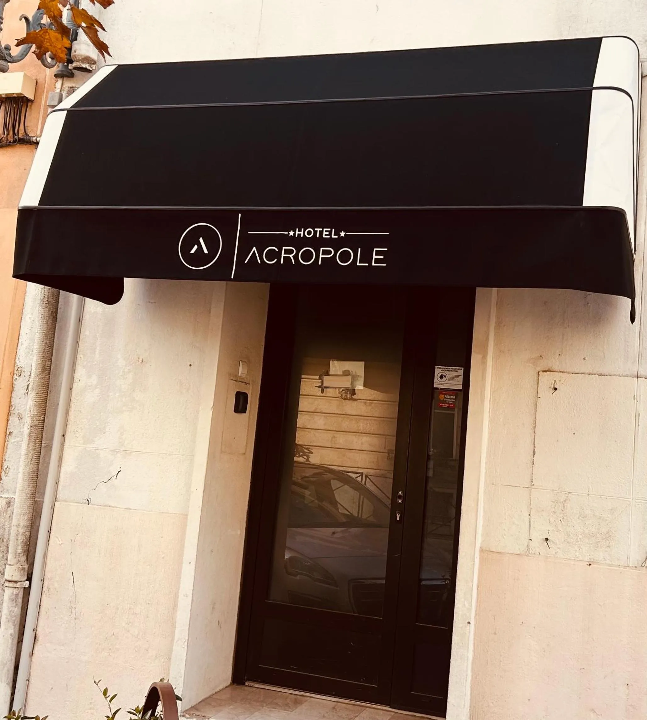 Property building in Hôtel L'Acropole