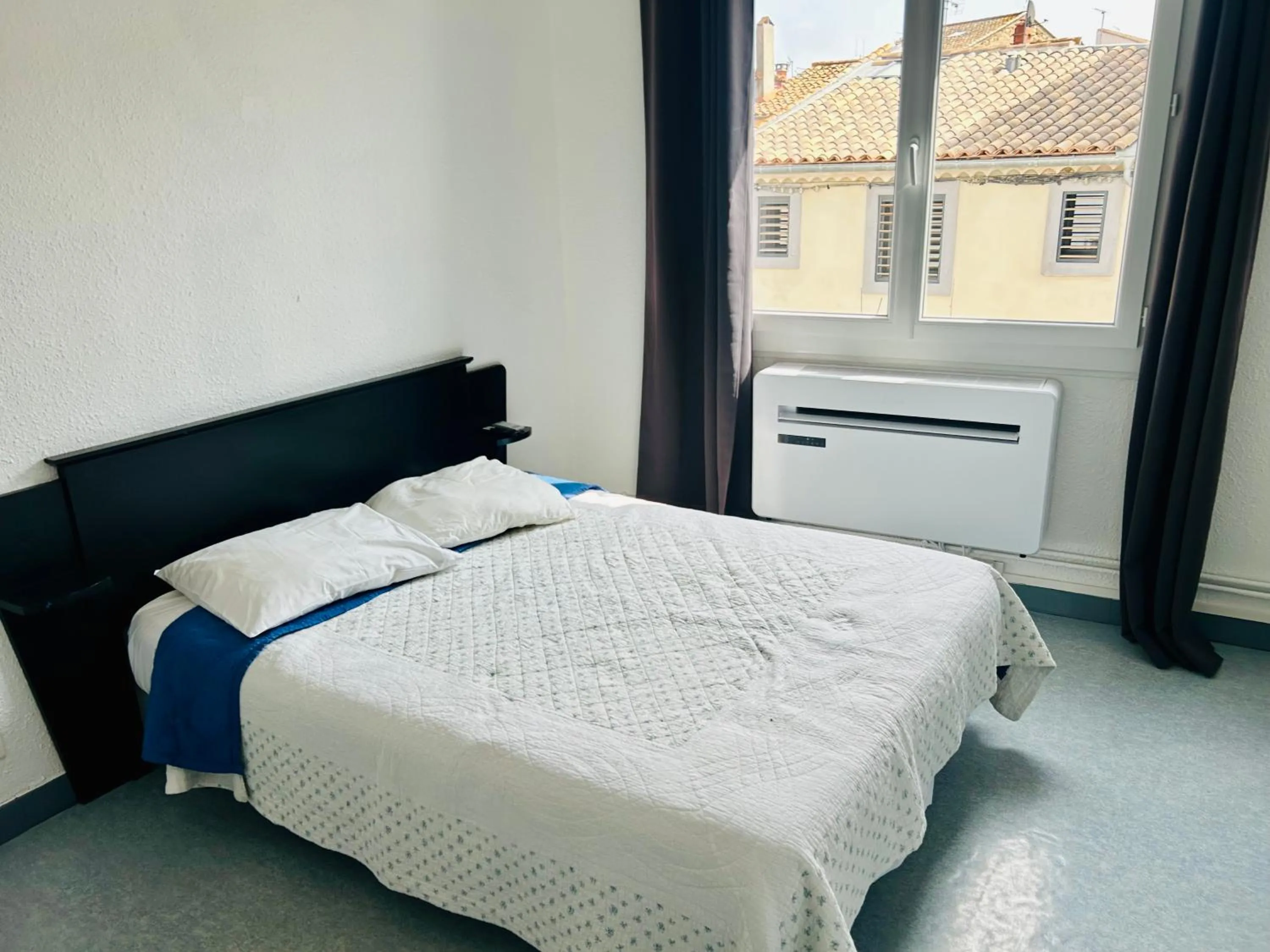 Bed in Hôtel L'Acropole