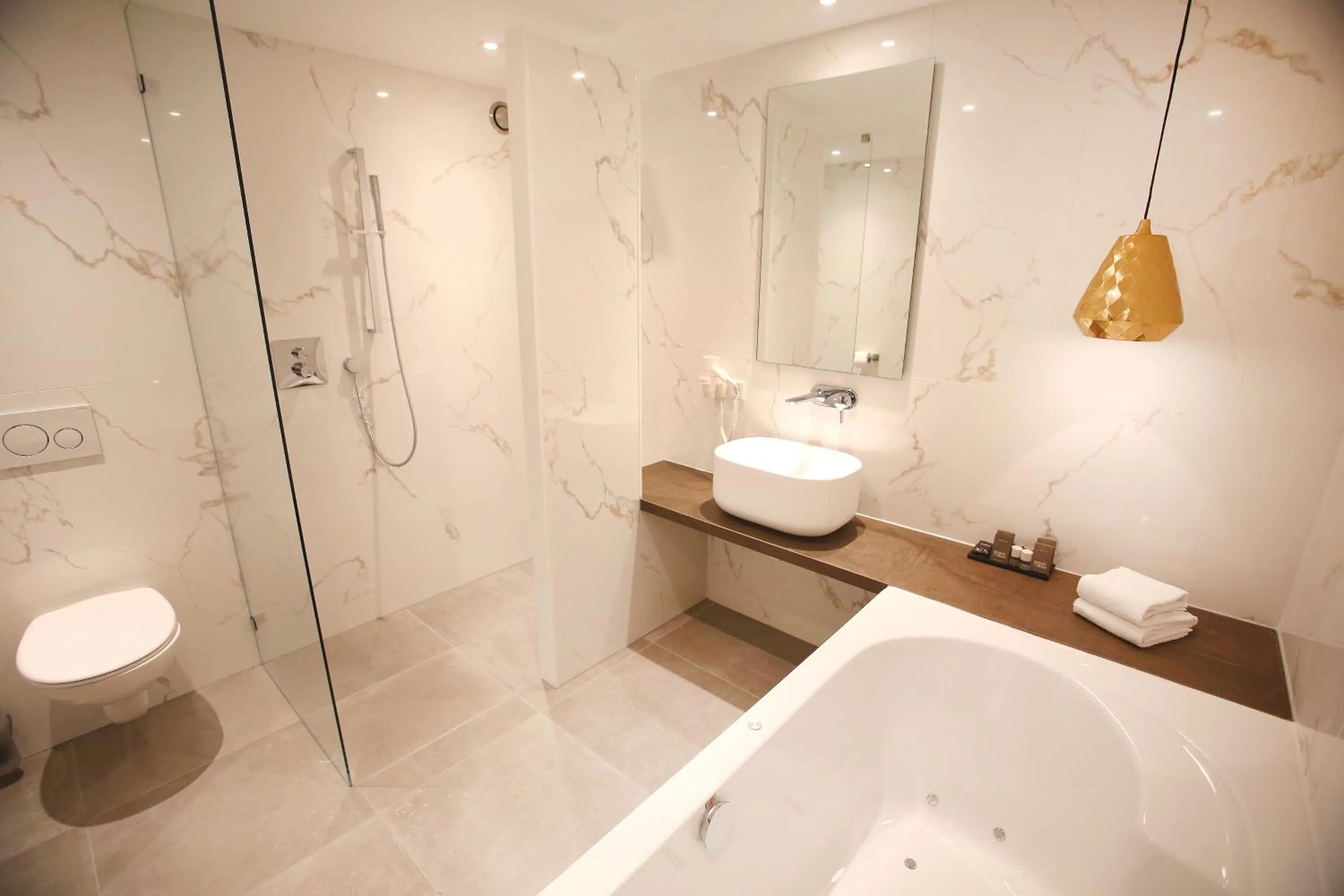 Bathroom in Van der Valk Hotel Akersloot / A9 ALKMAAR