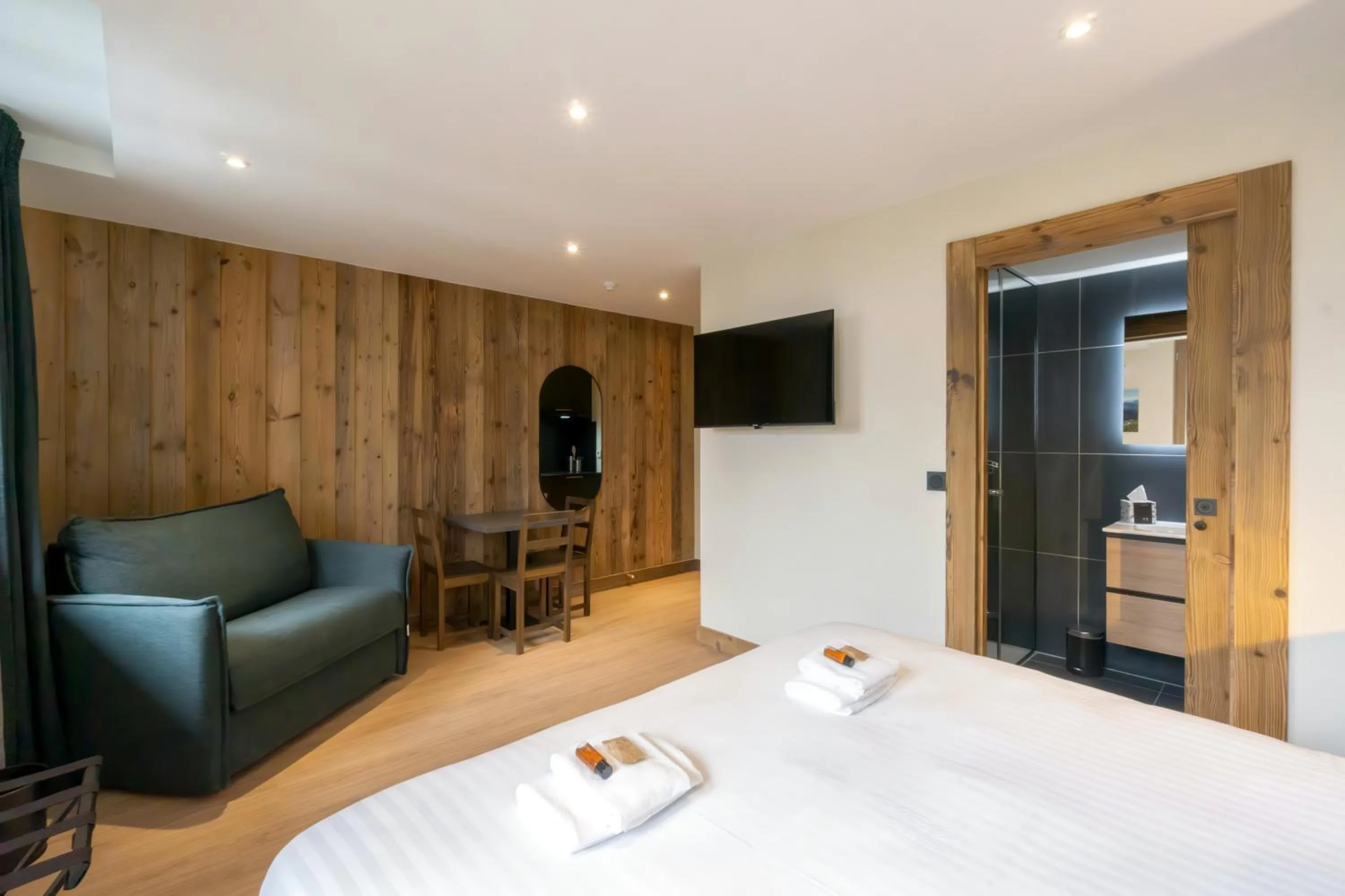 Photo of the whole room, Bed in Hostellerie du Petit Saint Bernard