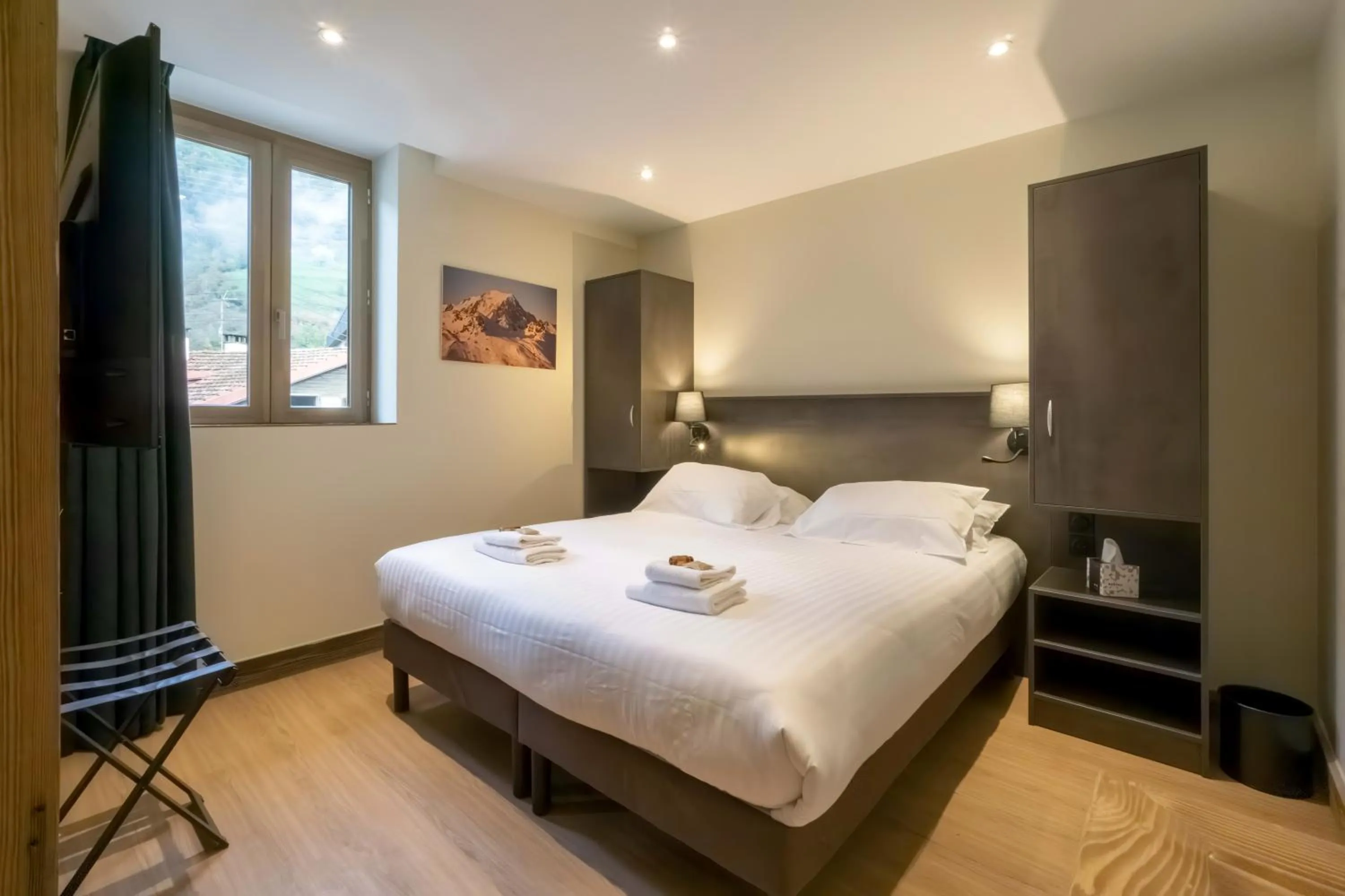 Photo of the whole room, Bed in Hostellerie du Petit Saint Bernard