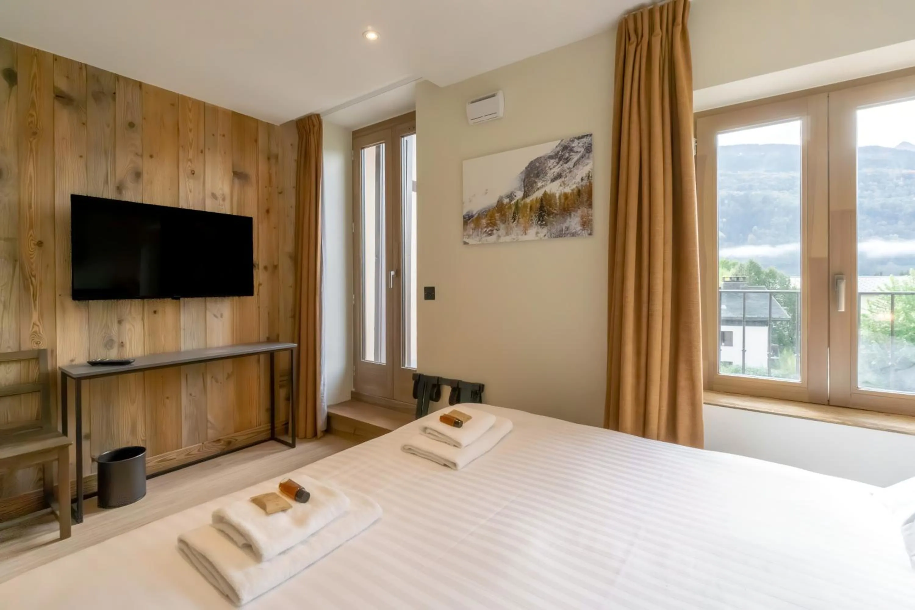 Photo of the whole room, Bed in Hostellerie du Petit Saint Bernard