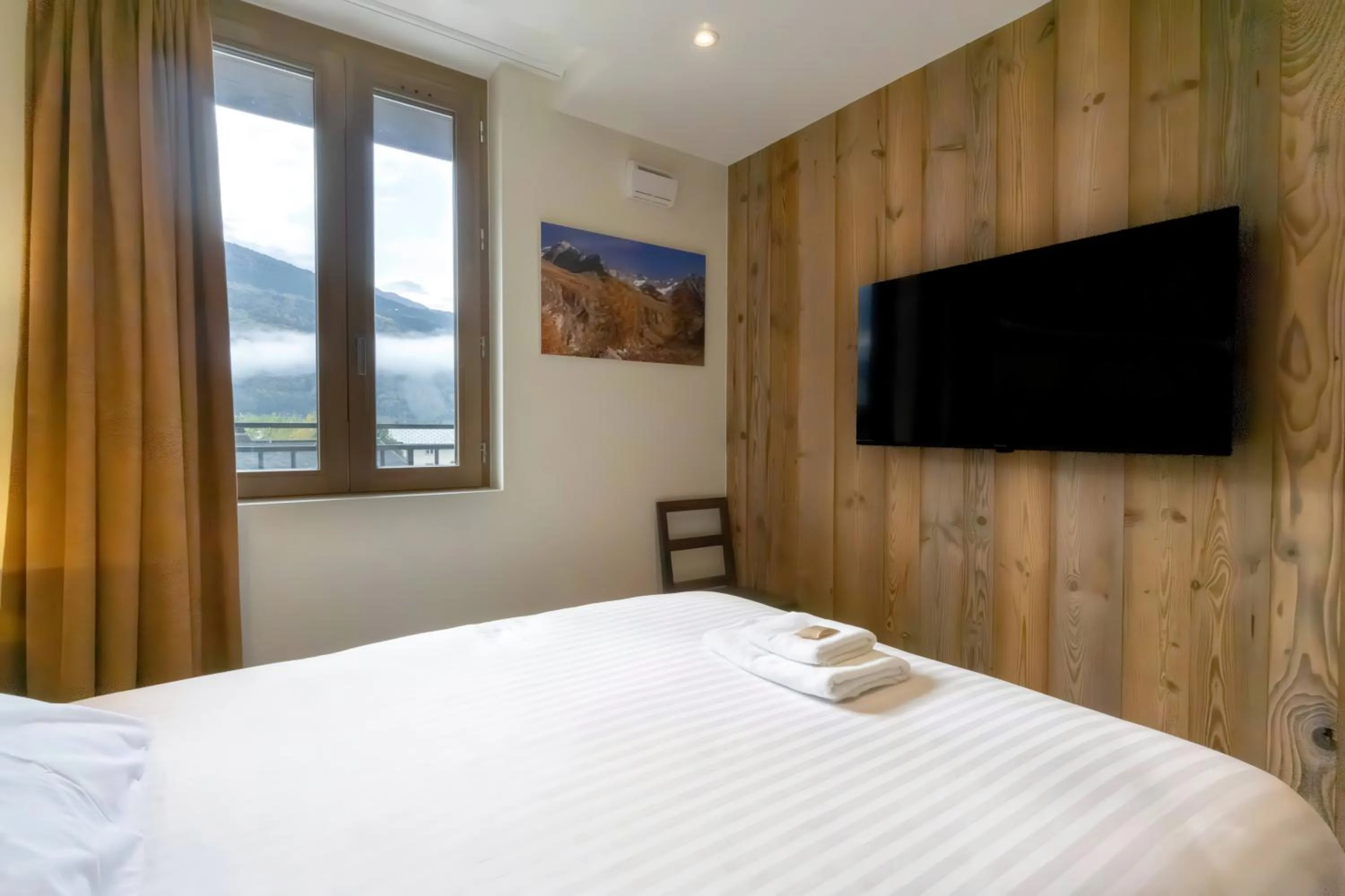 TV and multimedia, Bed in Hostellerie du Petit Saint Bernard