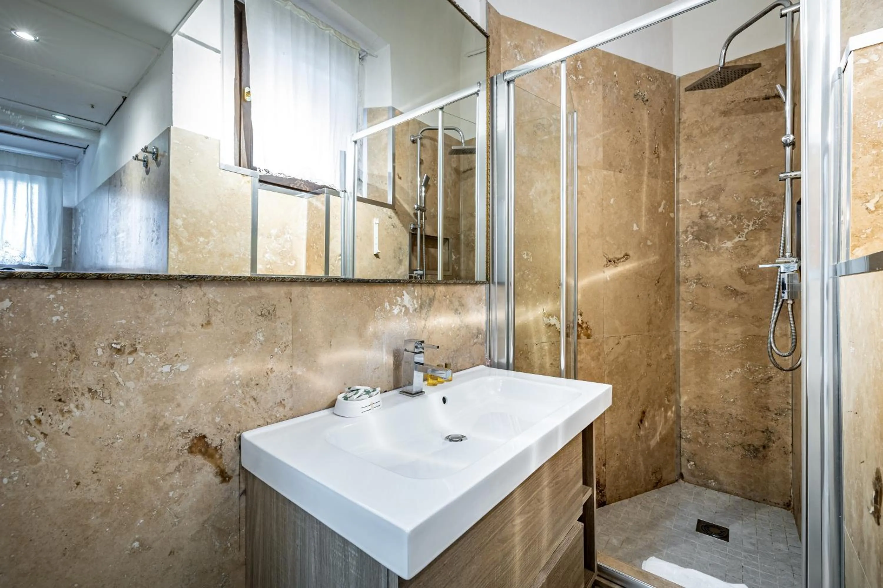 Bathroom in Roommo San Iacopino