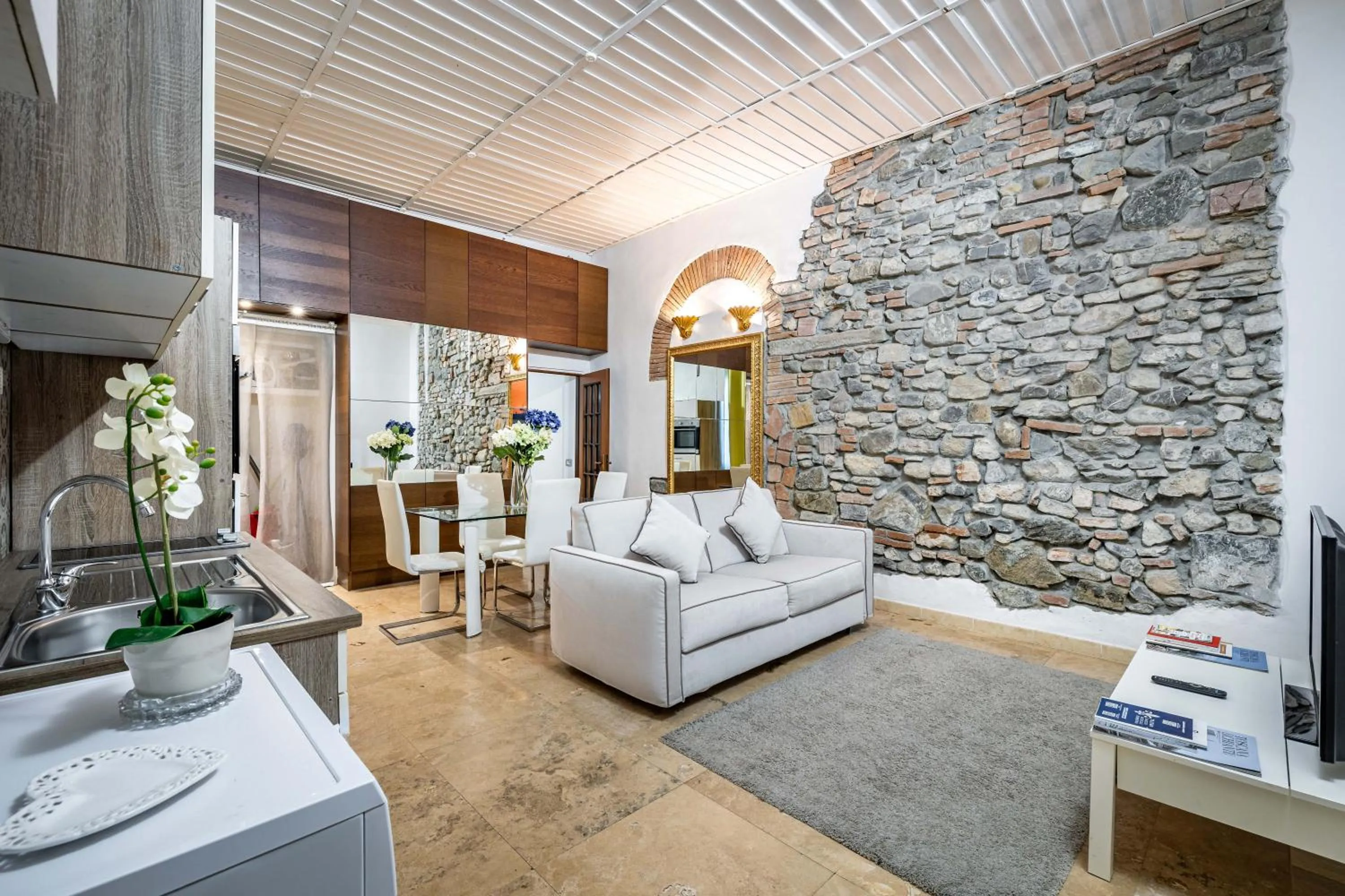 Kitchen or kitchenette in Roommo San Iacopino