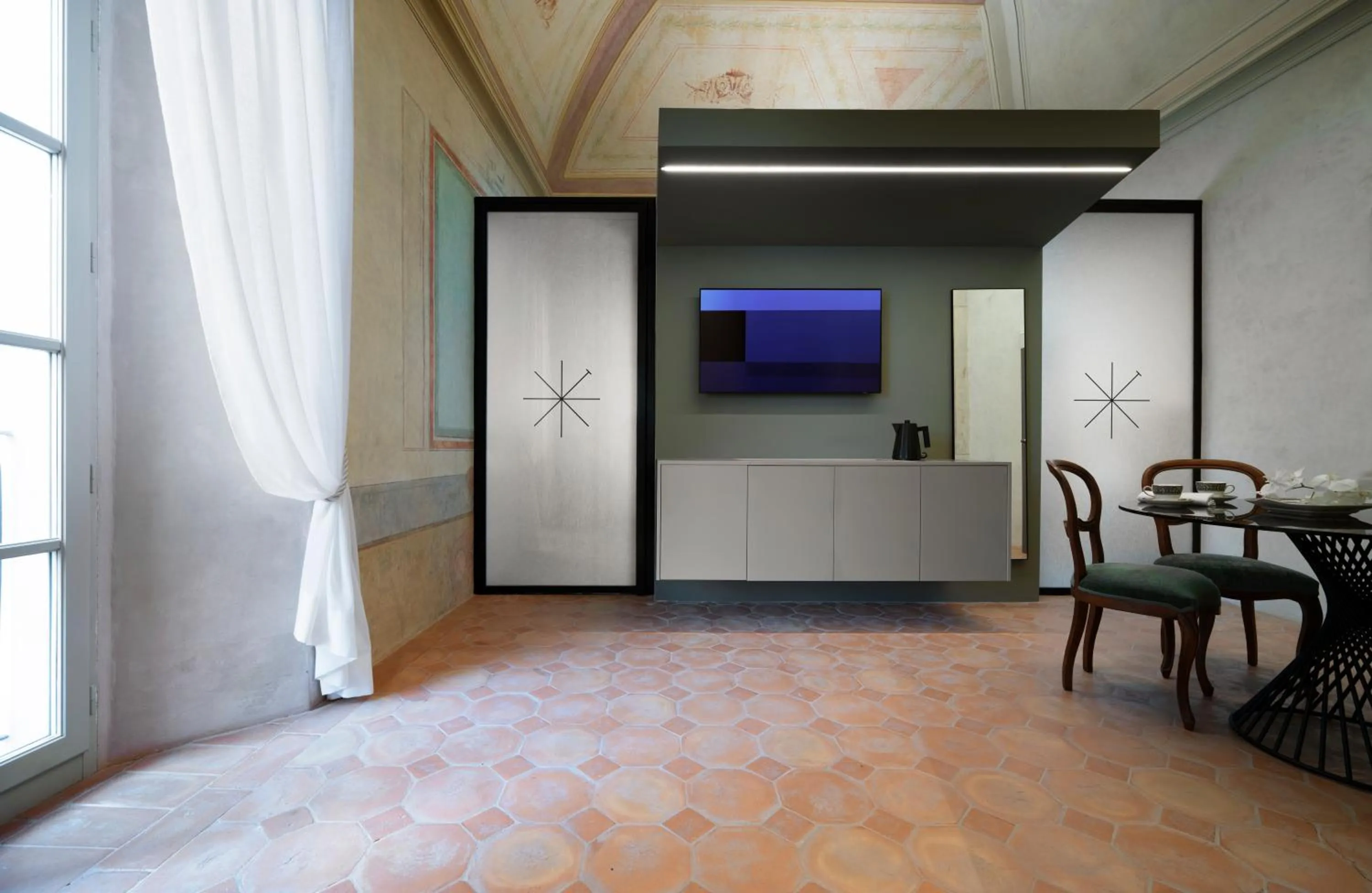 Communal lounge/ TV room in Palazzo Giusti Suites and Spa