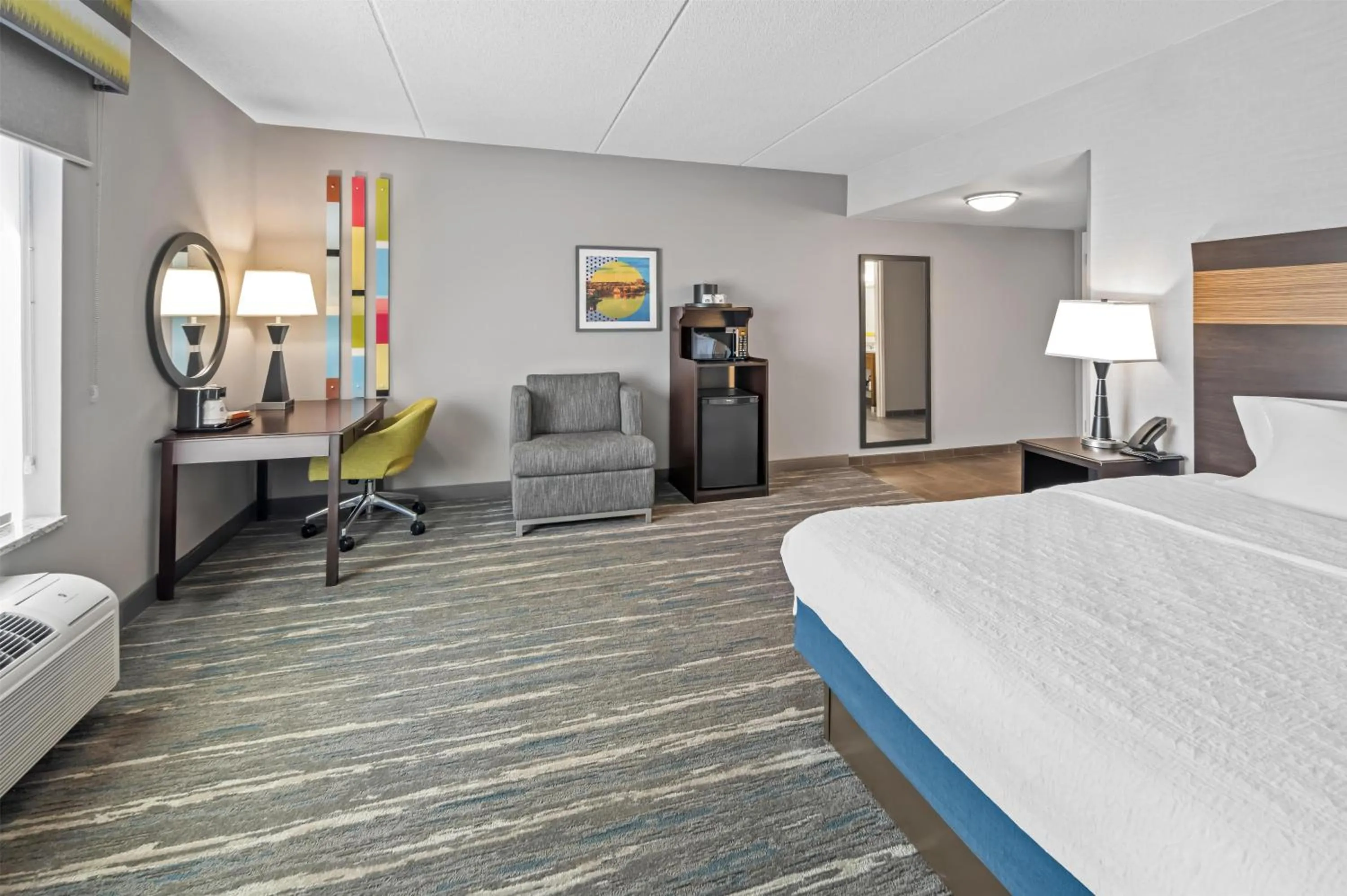 Bed in Hampton Inn and Suites Camp Springs