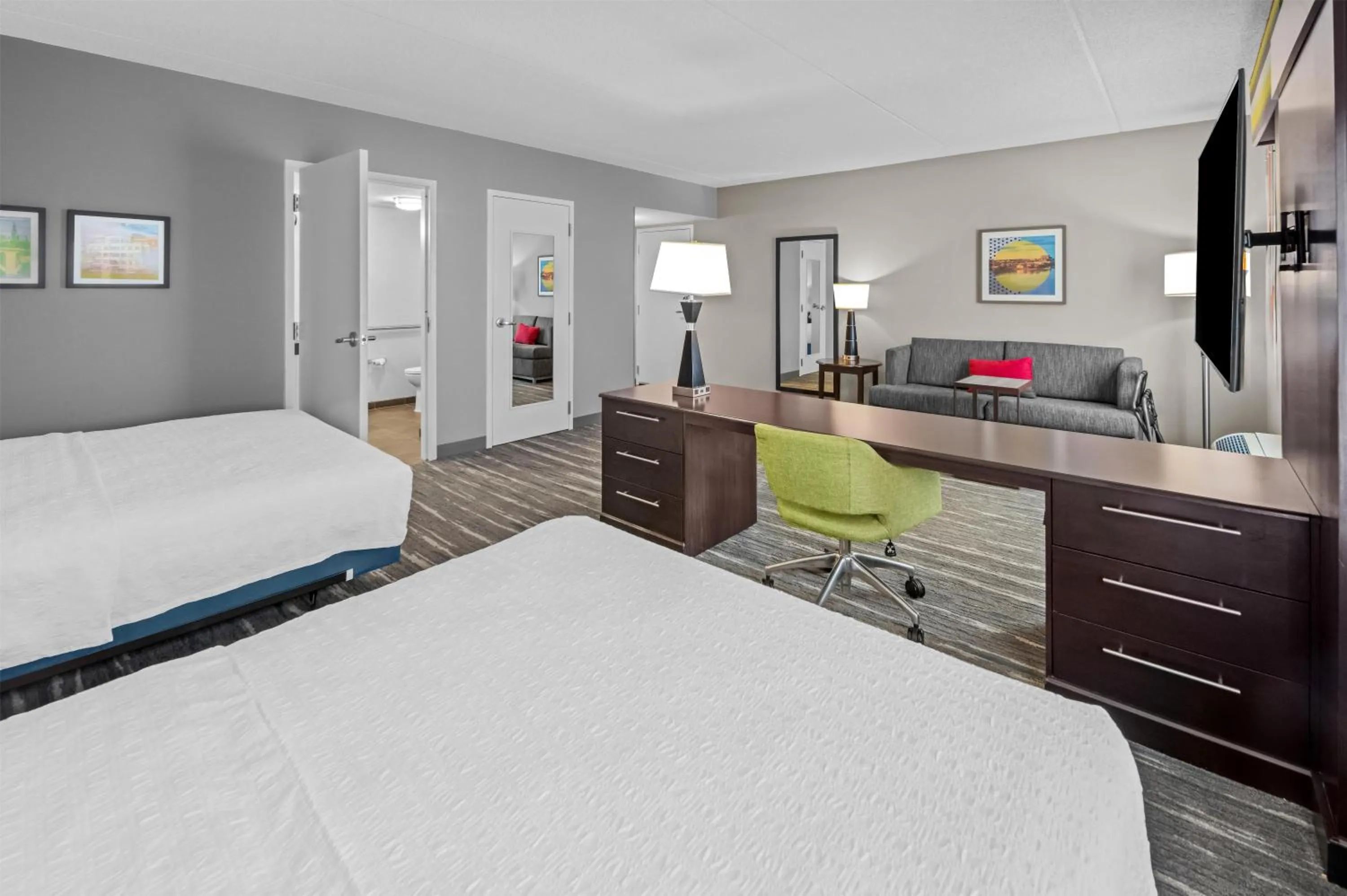 Bed in Hampton Inn and Suites Camp Springs