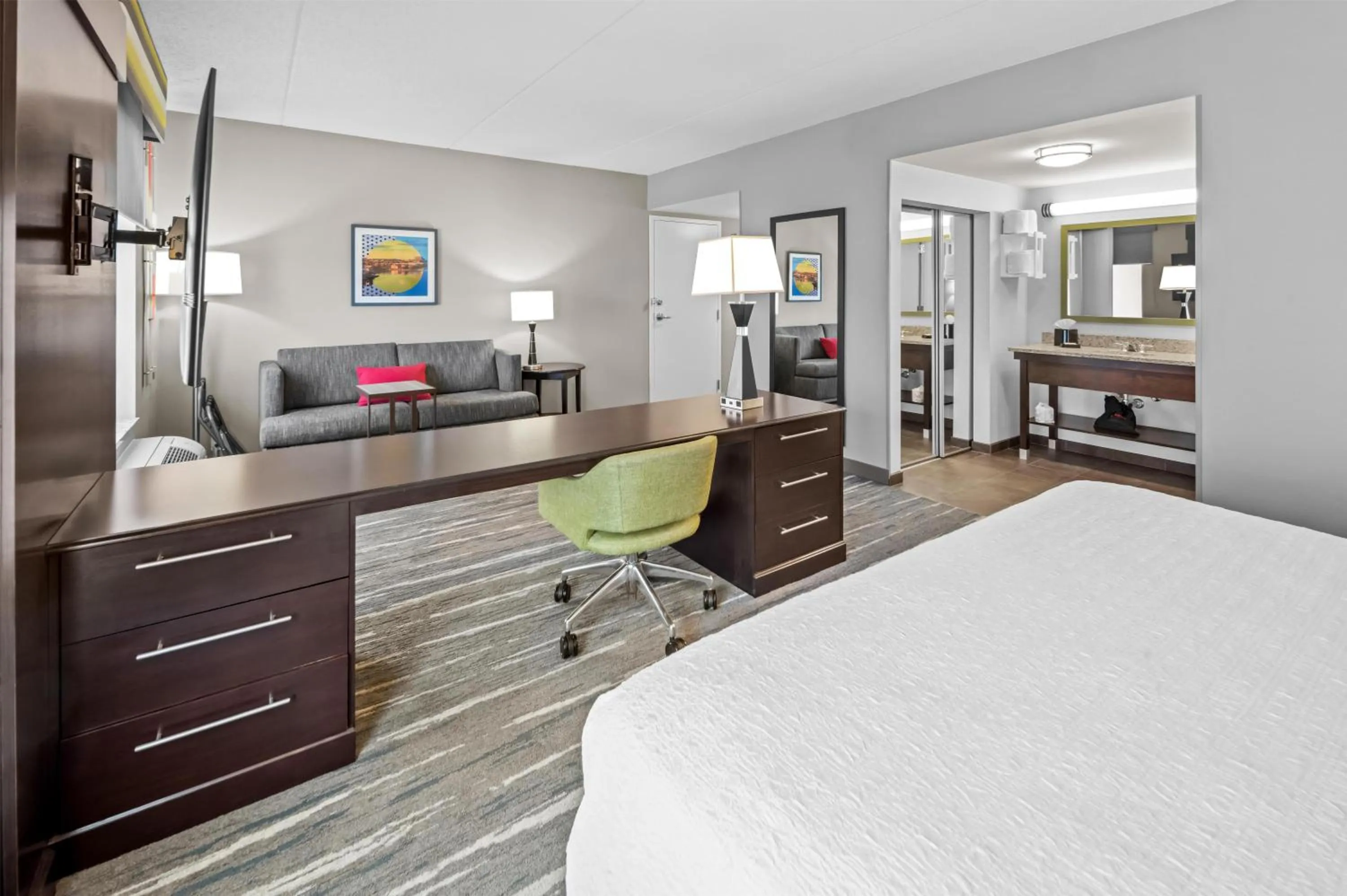 Living room, Bed in Hampton Inn and Suites Camp Springs