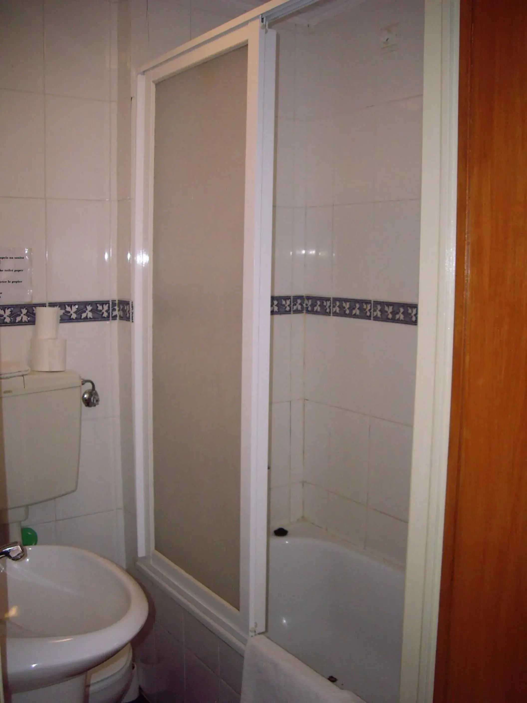 Double Room with Private Bathroom in Residencial Camoes Double Room with Private Bathroom in Residencial Camoes