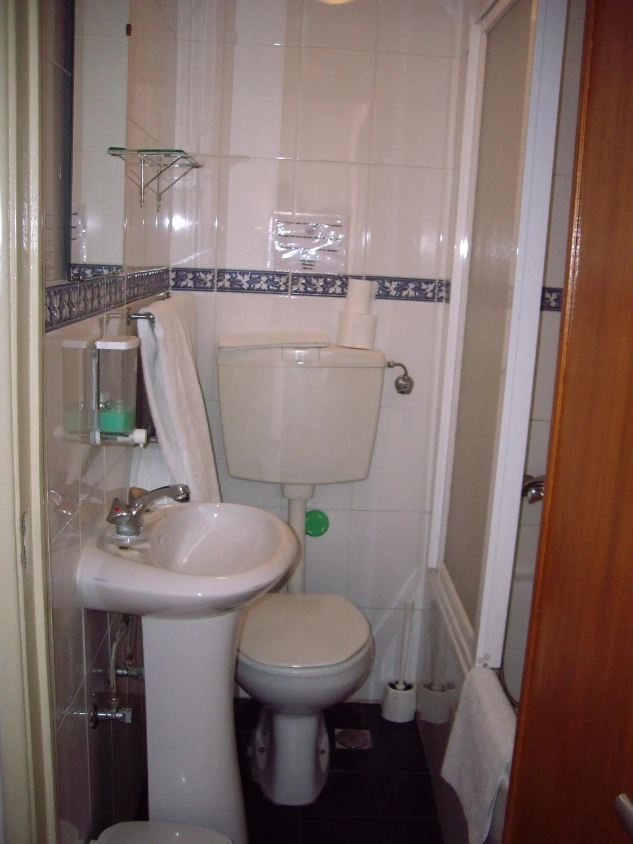 Bathroom in Residencial Camoes