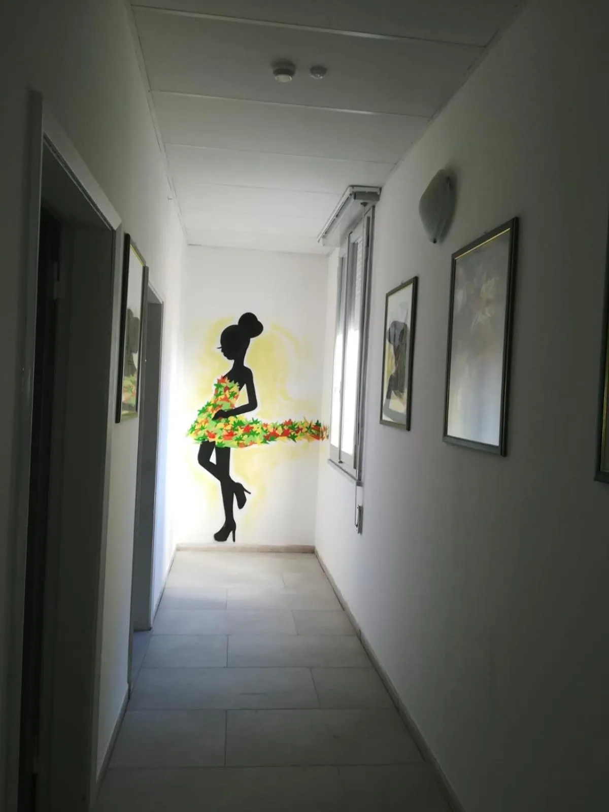 Decorative detail in Kristalex Pet Family Hotel