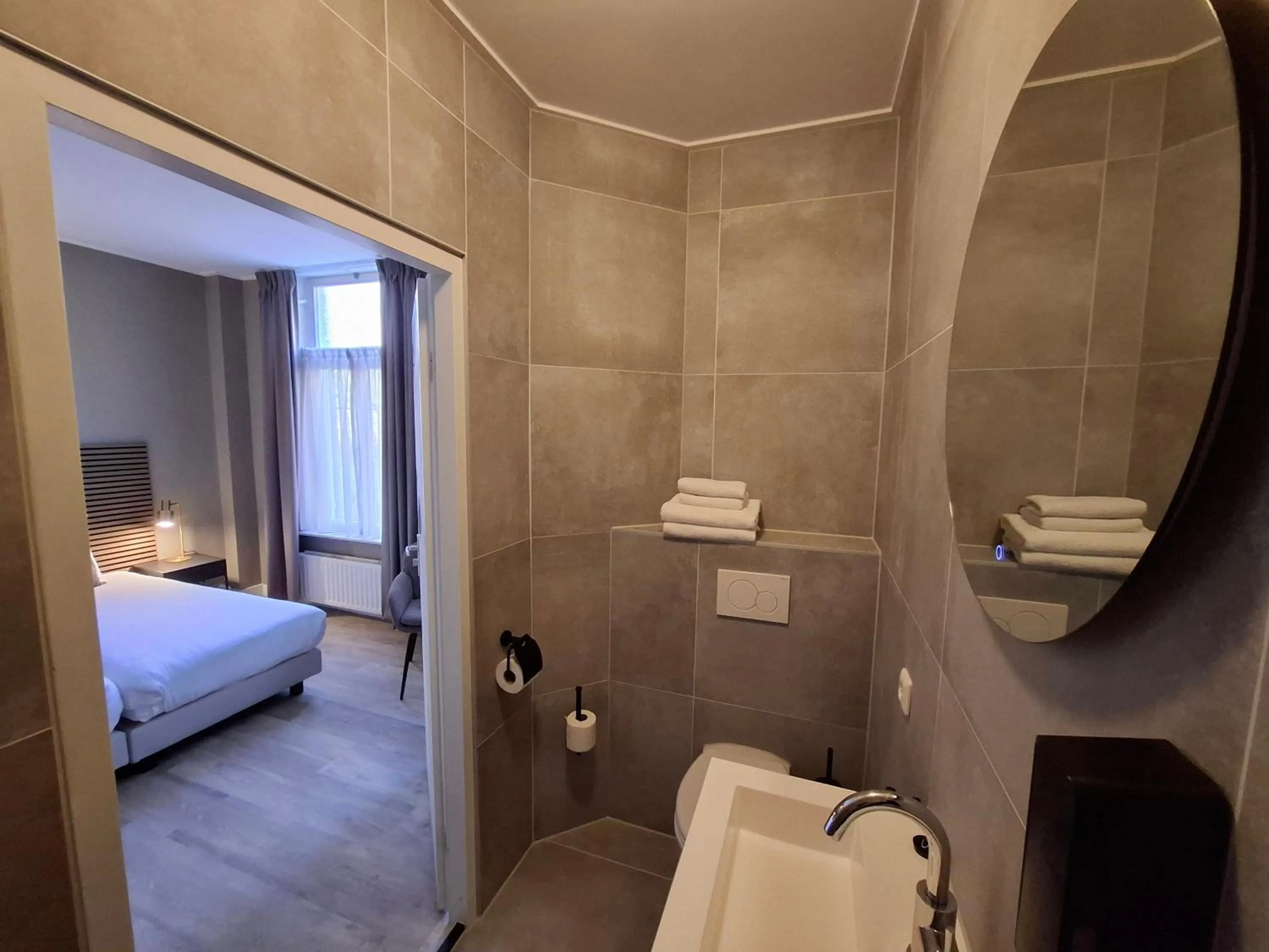 Bathroom, Bed in Hotel Randduin