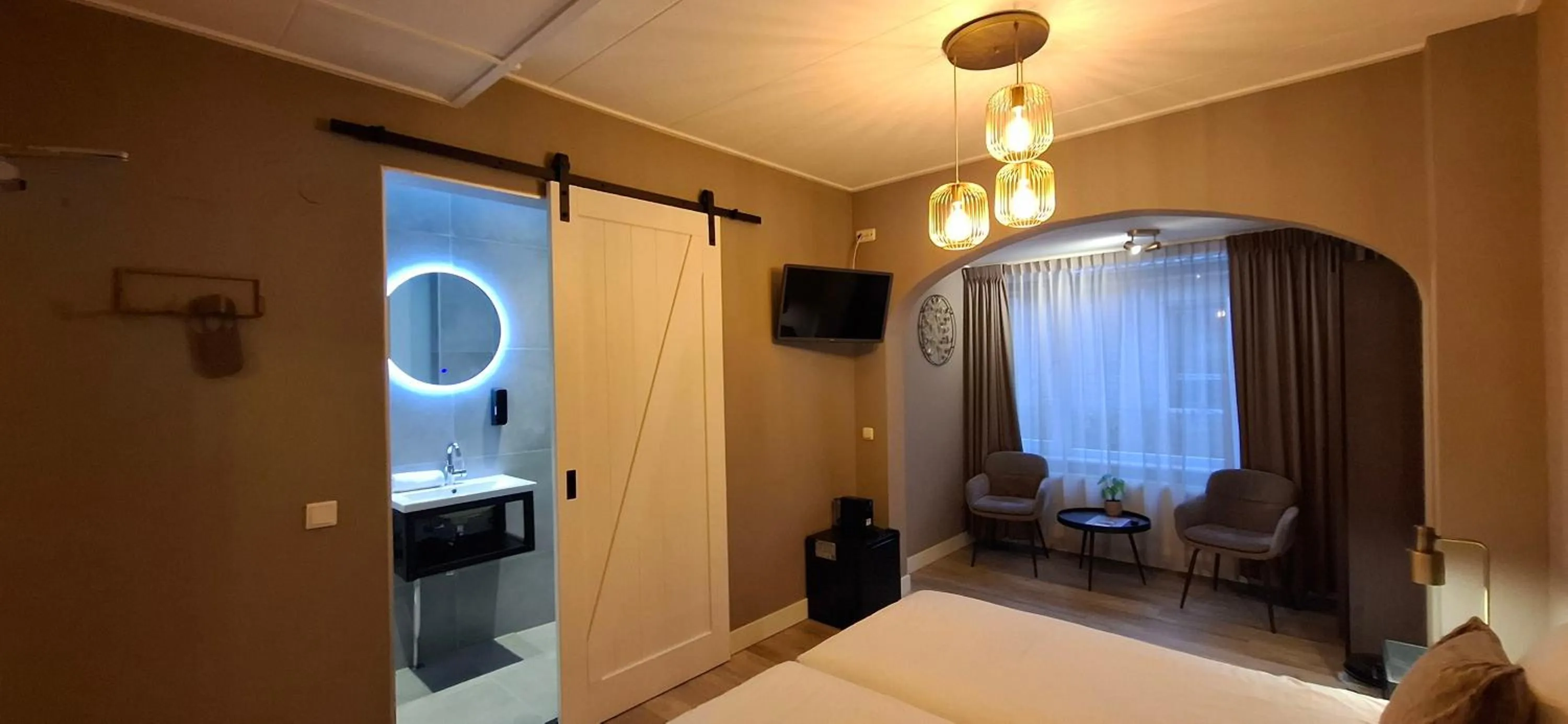 Bathroom, Bed in Hotel Randduin