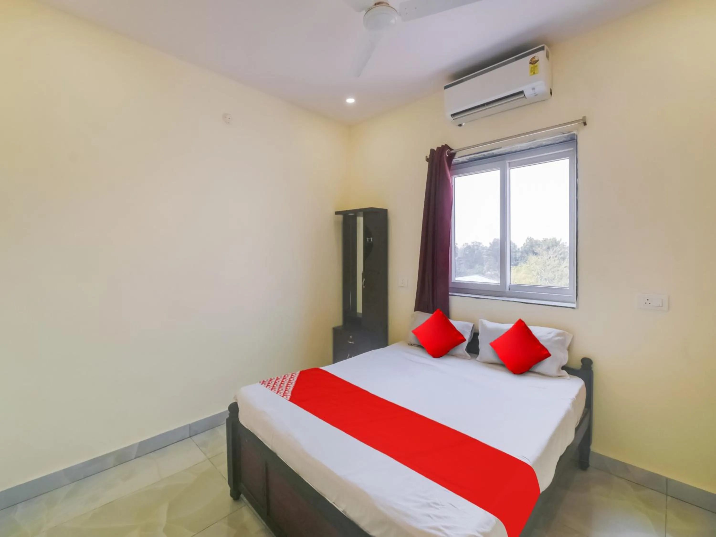 Bedroom, Bed in Hotel O GS Lodge