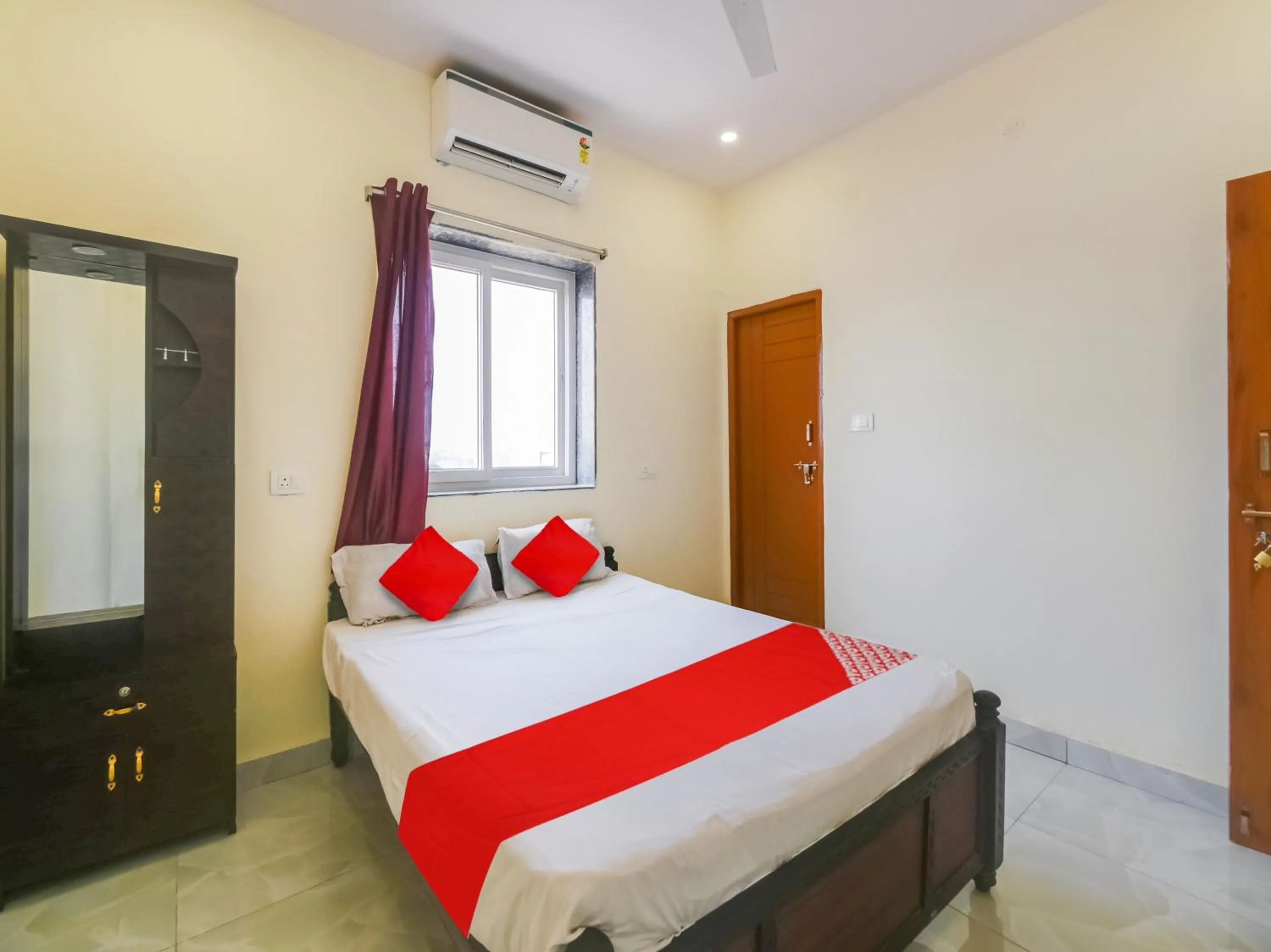 Bedroom, Bed in Hotel O GS Lodge