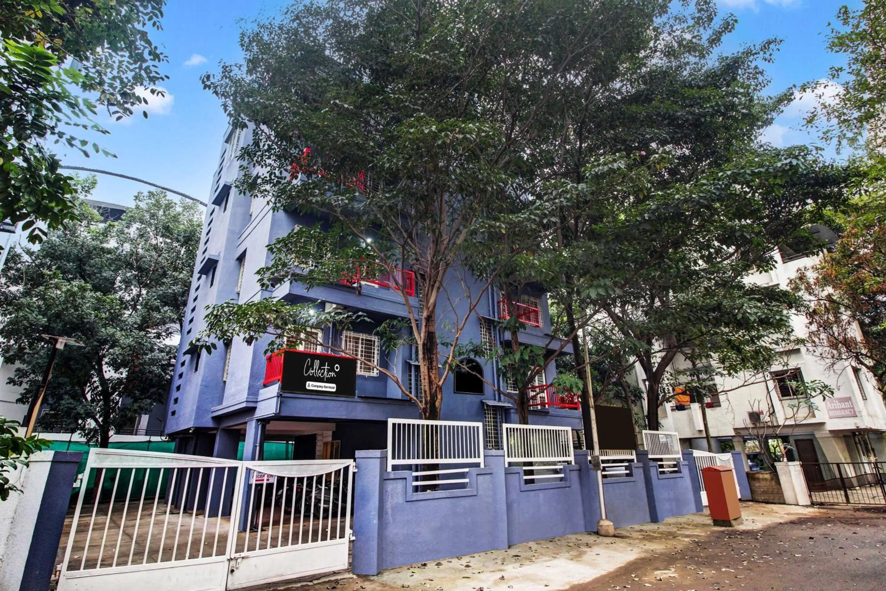 Facade/entrance in Super Collection O Grey House