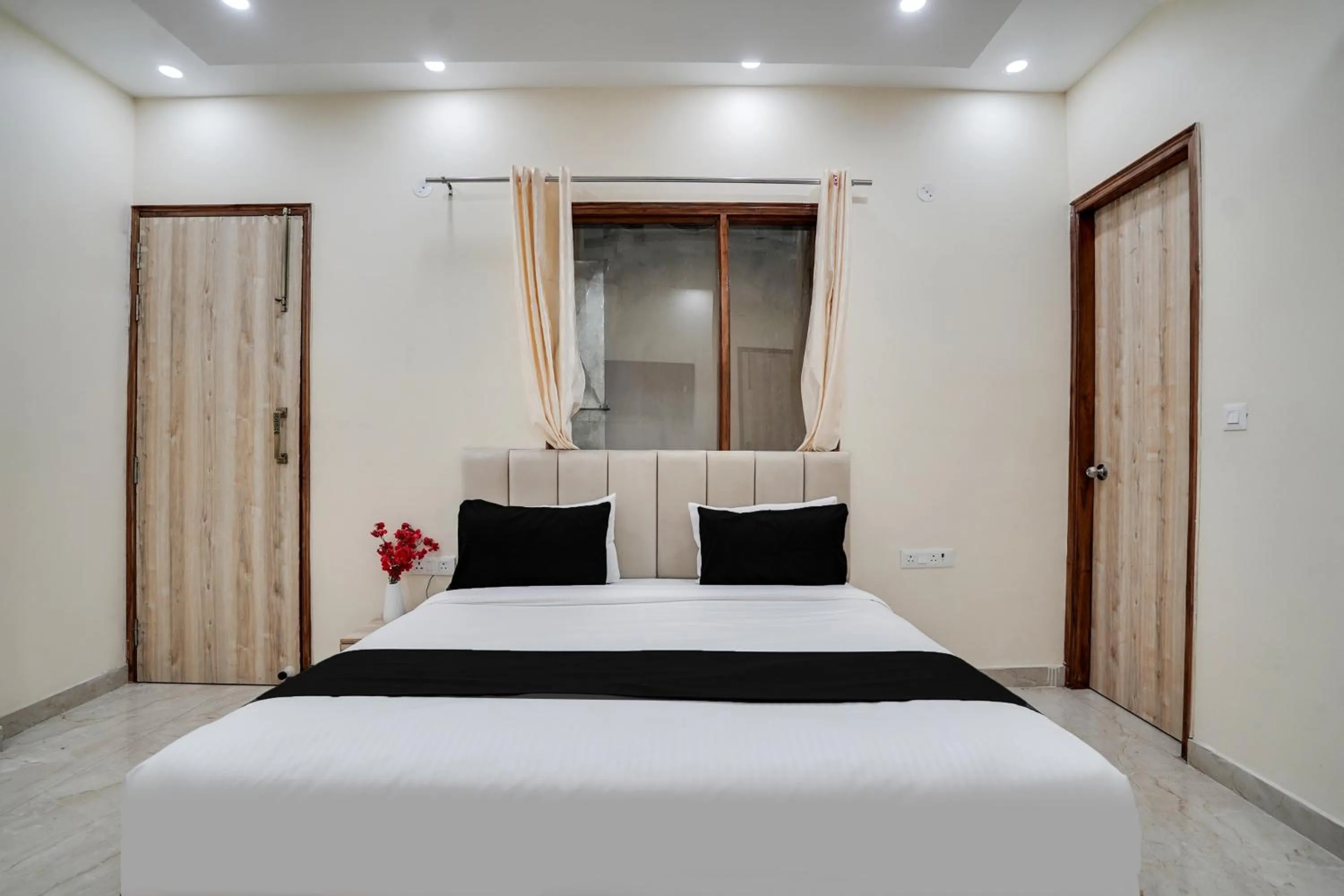 Bedroom, Bed in Super Townhouse Sector 63 A Noida